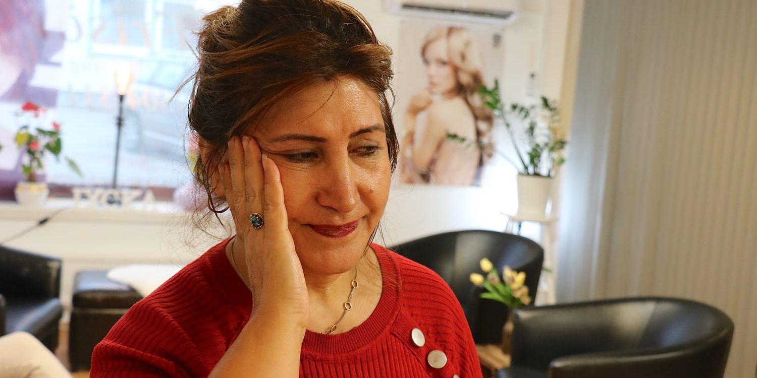 Tårarna kommer då Fatemah Parkan berättar om rånförsöket på hennes salong i centrala Henån. 