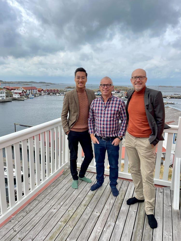 Morgan Bråse fick besök av TV4-meteorologerna Leon Lee och Peter Kondrup när Morgans nya fotoutställning nyligen invigdes på Klädesholmen. 