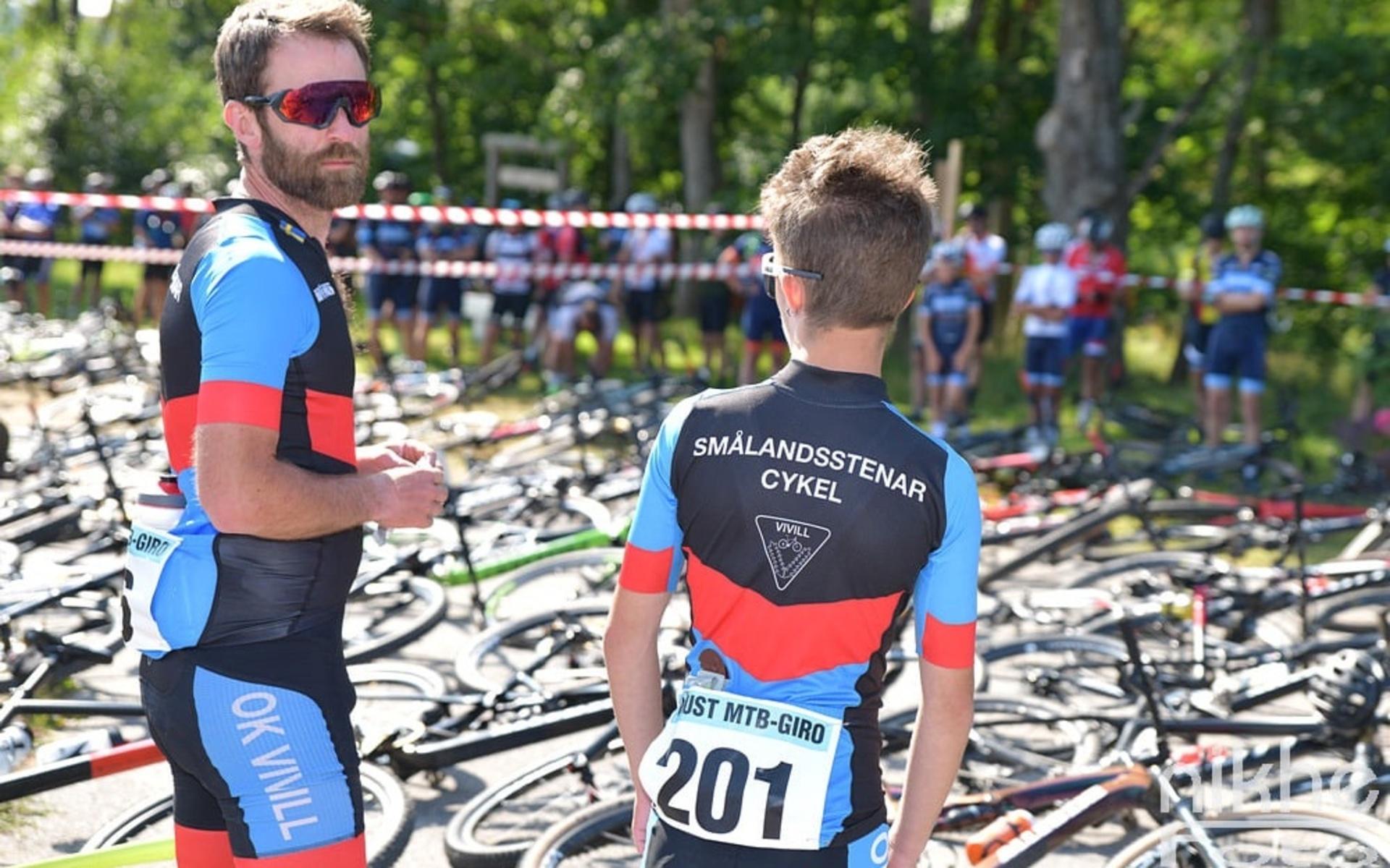Deltagare från Smålandsstenar beskådar cyklar redo för lopp.
