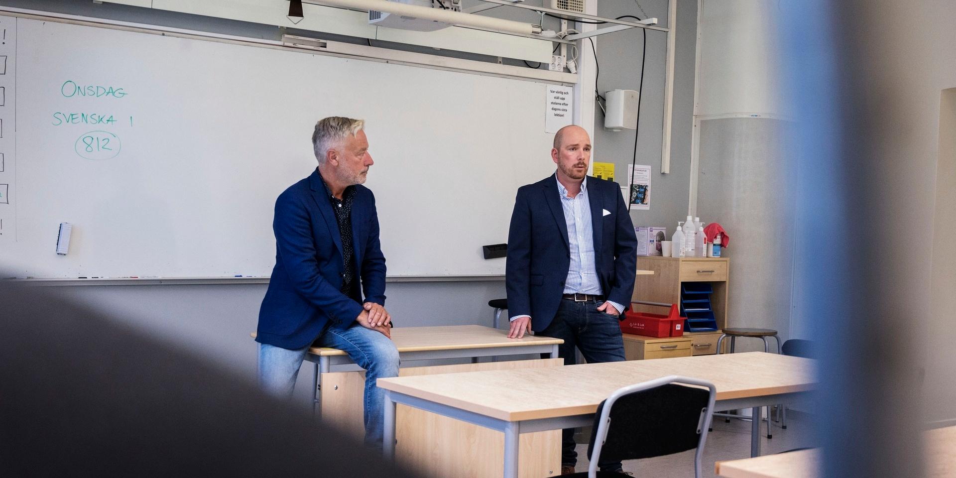 Stefan Einarsson, gymnasiechef i Uddevalla och Robert Sjöholm, vd för vaccinaktören Heartbeat, på onsdagens presskonferens i Margretegärdeskolan.