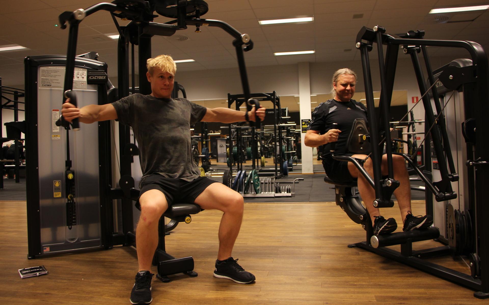 Dennis Möller och Ulf Bernhardsson tränar ihop på STC gym i Stenungsund. De är glada över att få träna tillsammans igen efter att restriktionerna lyftes.