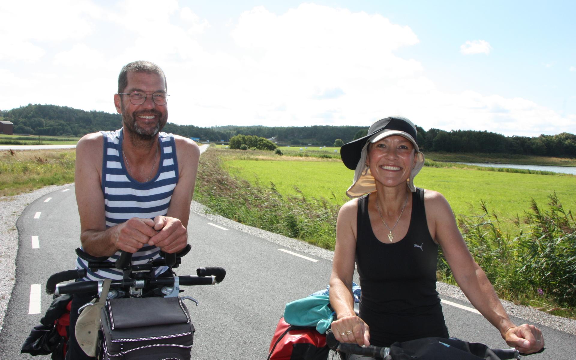 Kees Arisz och Adrienne Oostveen från Nederländerna cyklade i måndags mellan Skåpesund och Varekil.