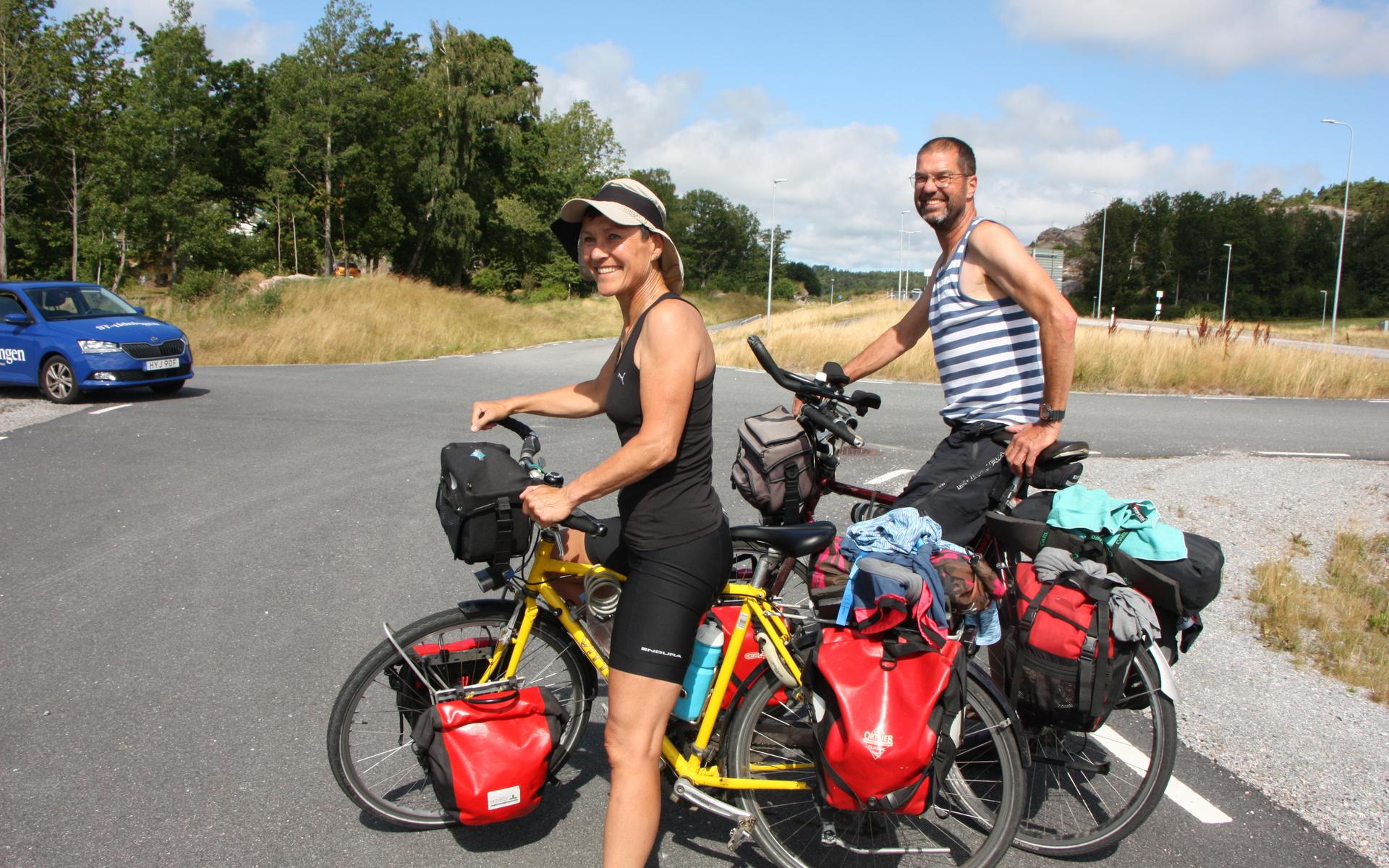 Adrienne Oostveen och Hilda Karlge är på väg mot Norge och vill cykla nära havet.
