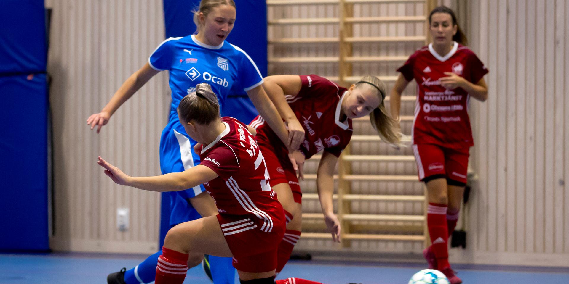Lisa Halldin, Maja Blanck, Caroline Olsson och deras Orust FC hänger kvar i RFL, trots förlust mot Ektorp och noll poäng hittills med en match kvar att spela.