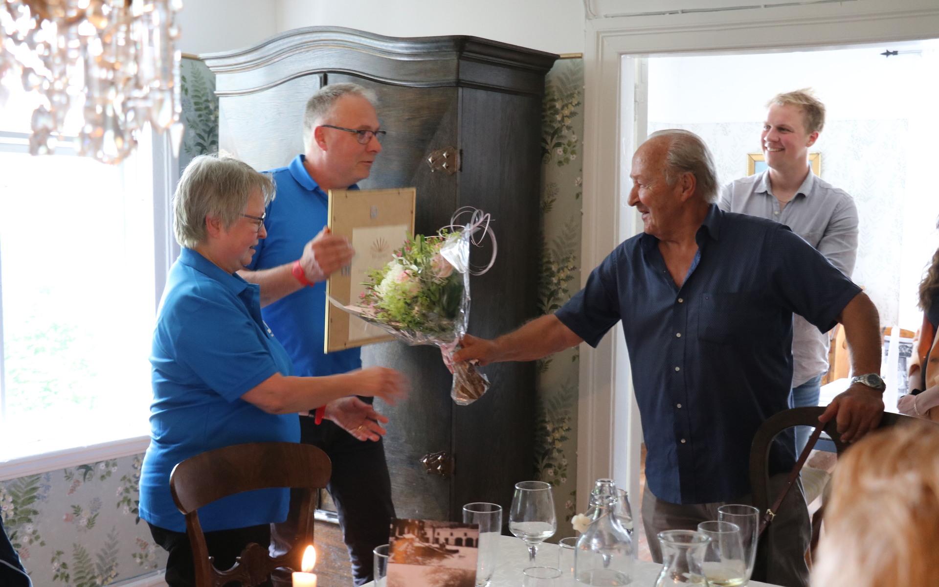 Stig Dahlgren, ordförande för Företagarna Orust, gratulerar Anita och Freddy Alm till utmärkelsen. 