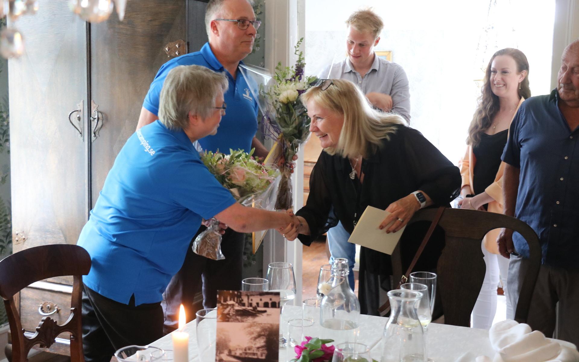 ”Servicen är något som uppskattas mycket av kunderna till Årets Företagare Orust” stod det i motiveringen som kommunalråd Catharina Bråkenhielm (S) läste upp för Anita och Freddy Alm. 