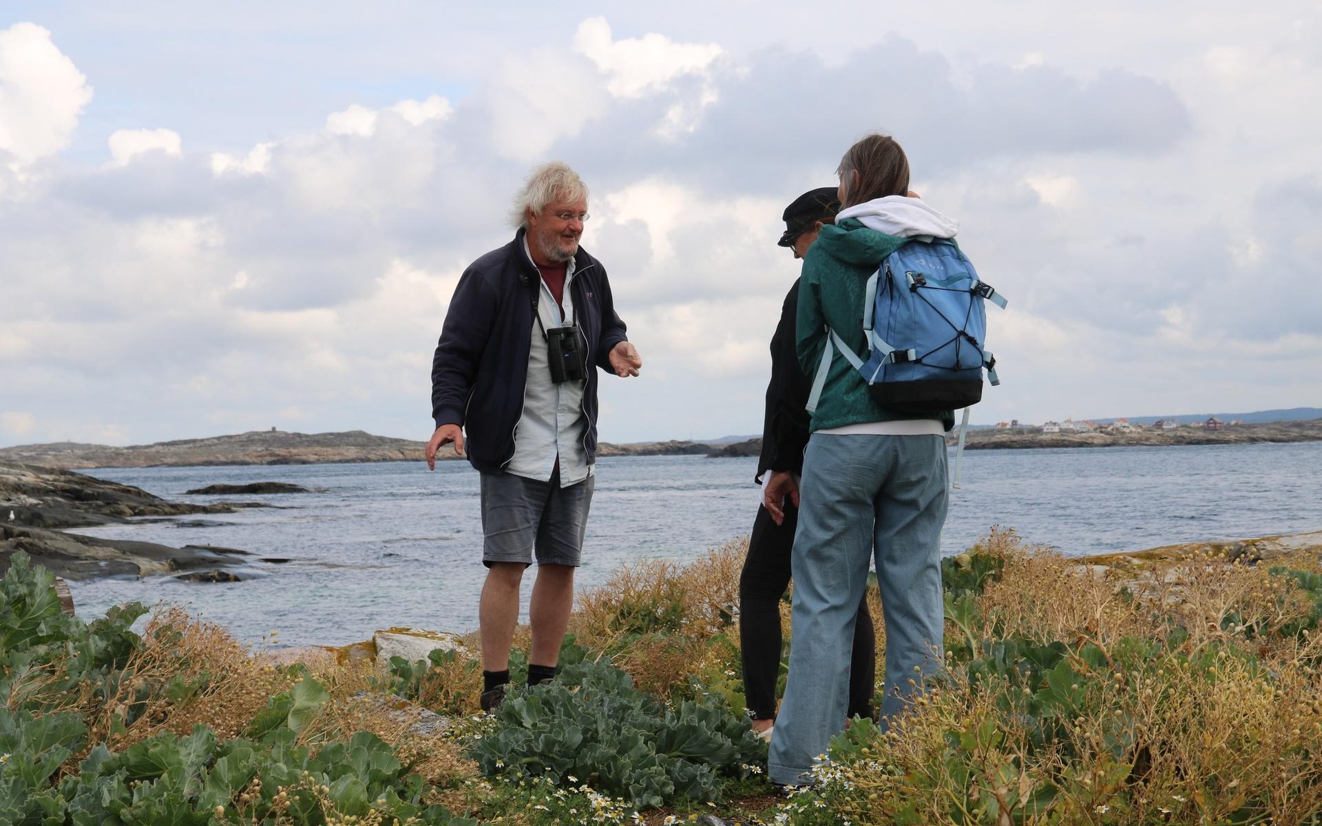 Tomas Liepig, ornitolog i grunden, är på plats för att berätta om den natur och de djur som finns kring ön. Bland annat valar och späckhuggare. 