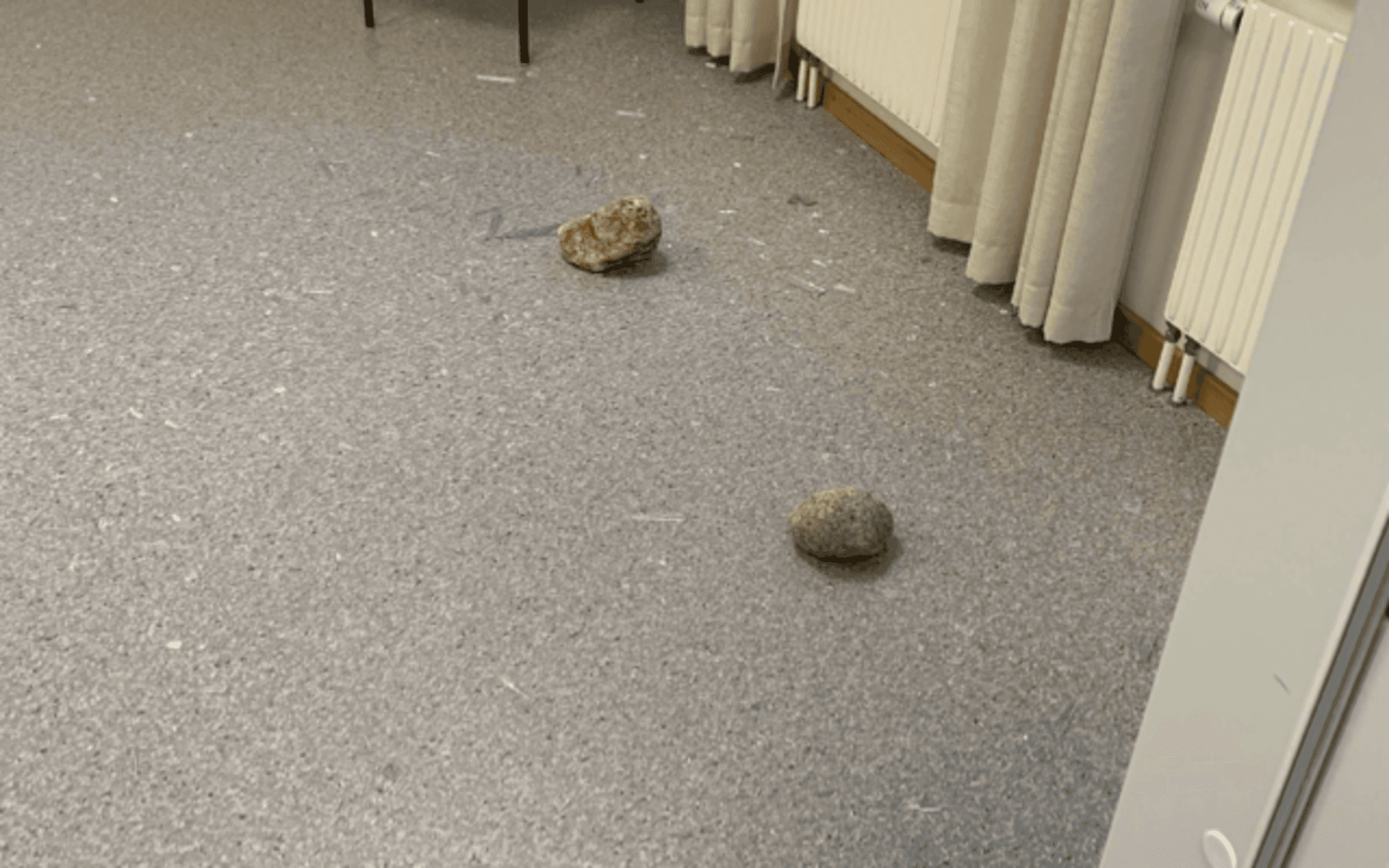 Stenar som låg inne i byggnaden.