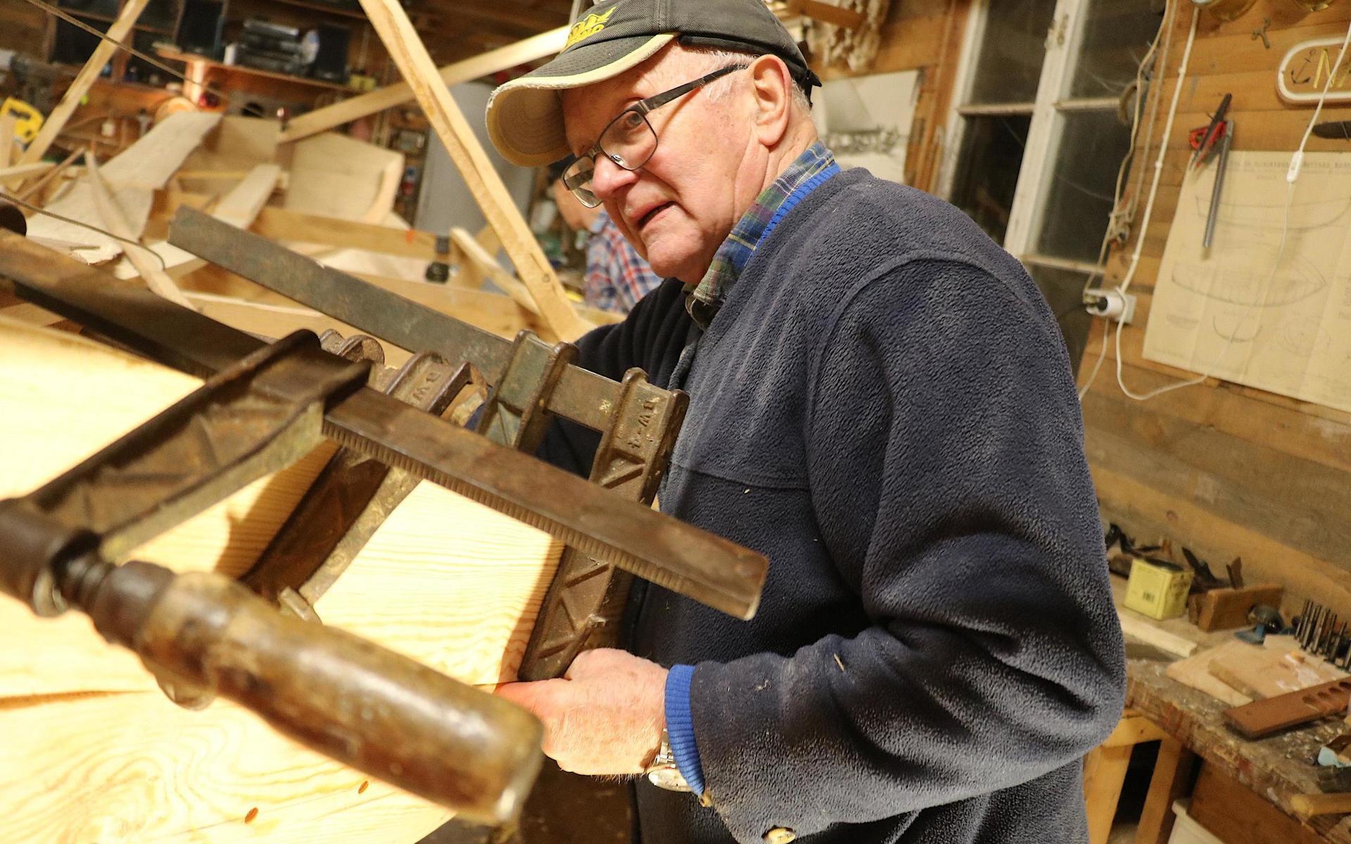 Mårten Karlsson arbetade i 17 år vid Gösta Johanssons varv där han byggde träbåtar på traditionellt vis. 