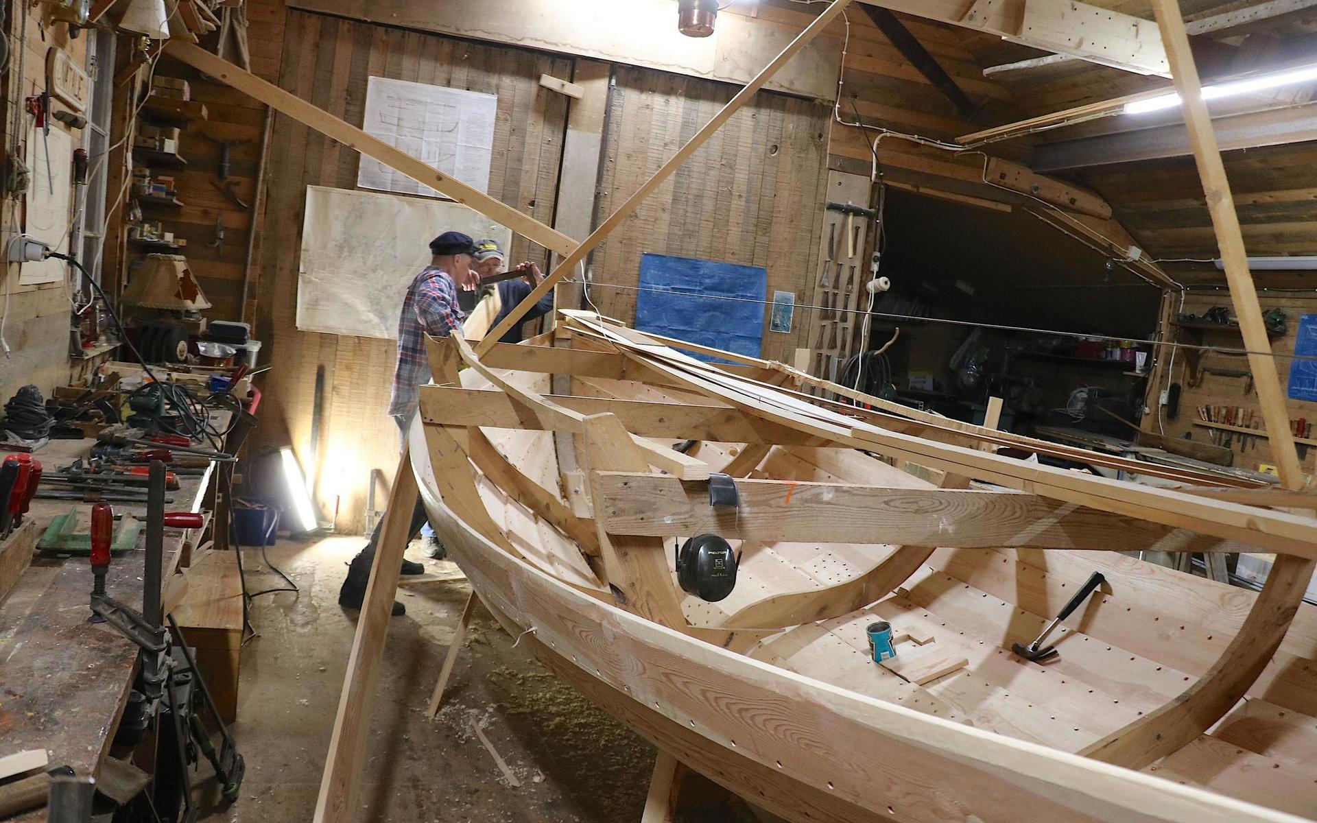 Benny Jonsson hade en dröm om att få bygga en egen båt och frågade en dag Mårten Karlsson om han kunde visa lite, han behövde hjälp att räkna på dimensionen på en stäv, det var starten på deras vänskapsbåt. 