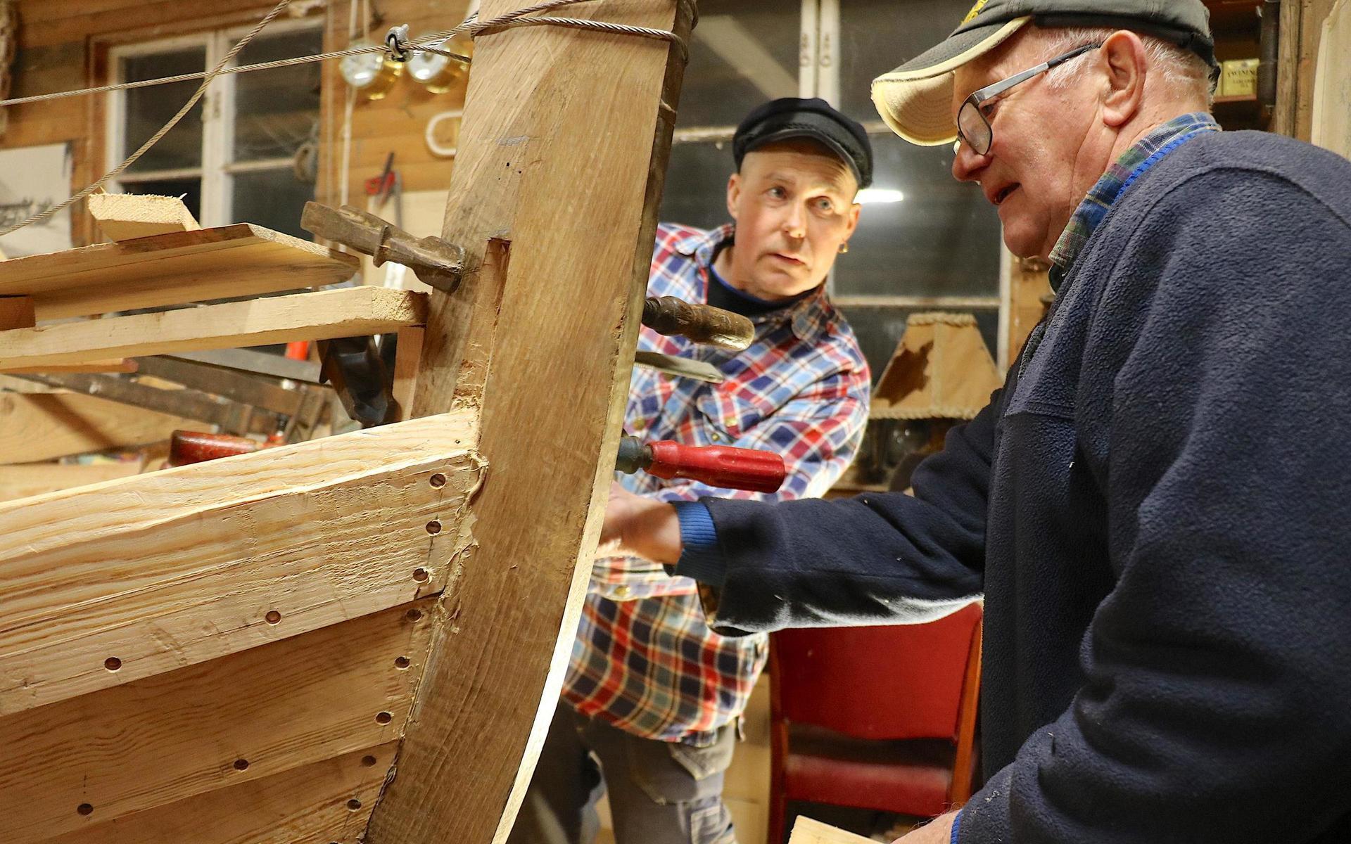 Ett arbete över generationsgränserna, Mårten Karlsson 81-år, ser till att Benny Jonsson får lärt sig hantverket från grunden. 