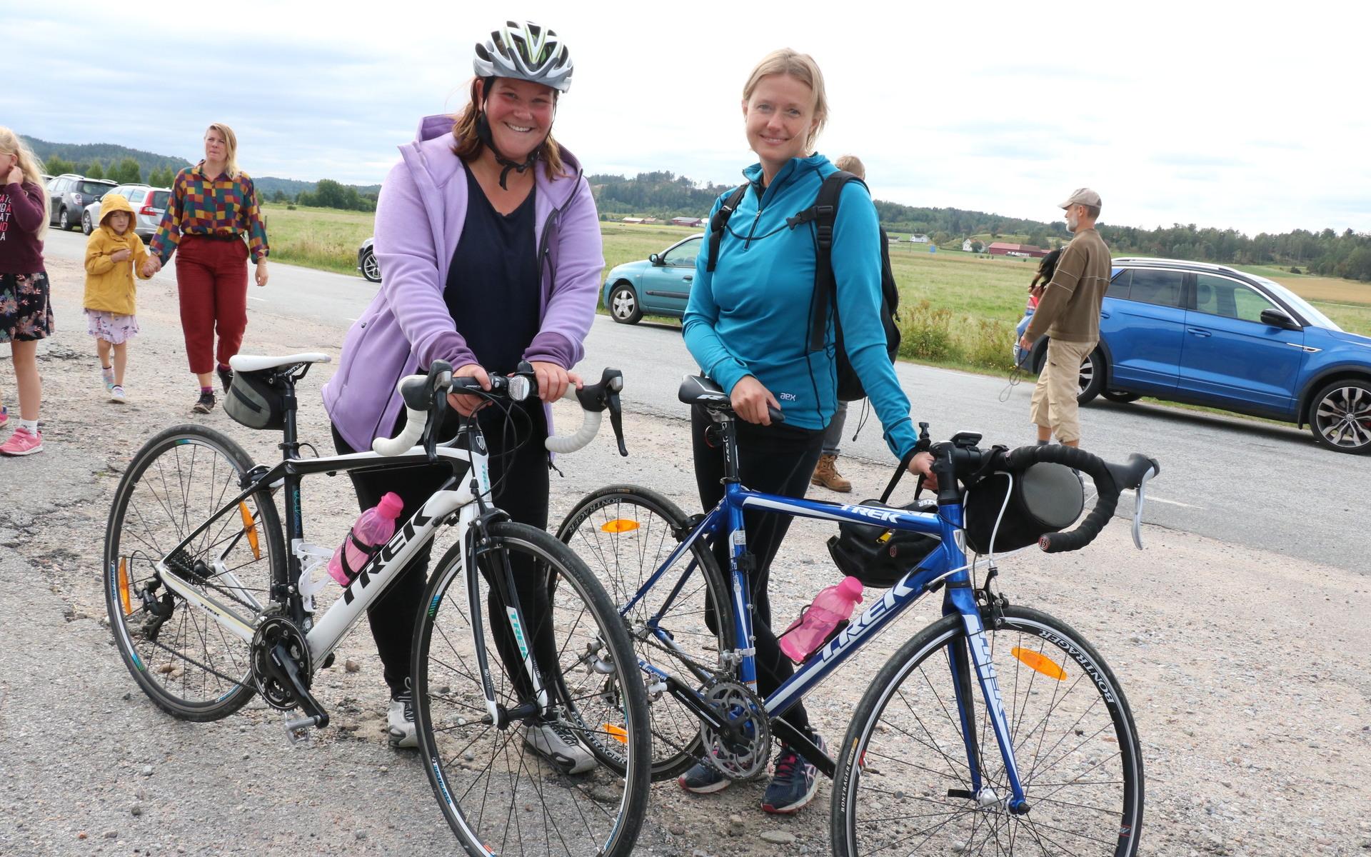 Linn Antonsson och Lisa Bertilsson tog cykeln till gamla mejeriet för att vara med vid invigningen. De hade tidigare under dagen besökt ett par andra hållpunkter i Backstageprogrammet. 