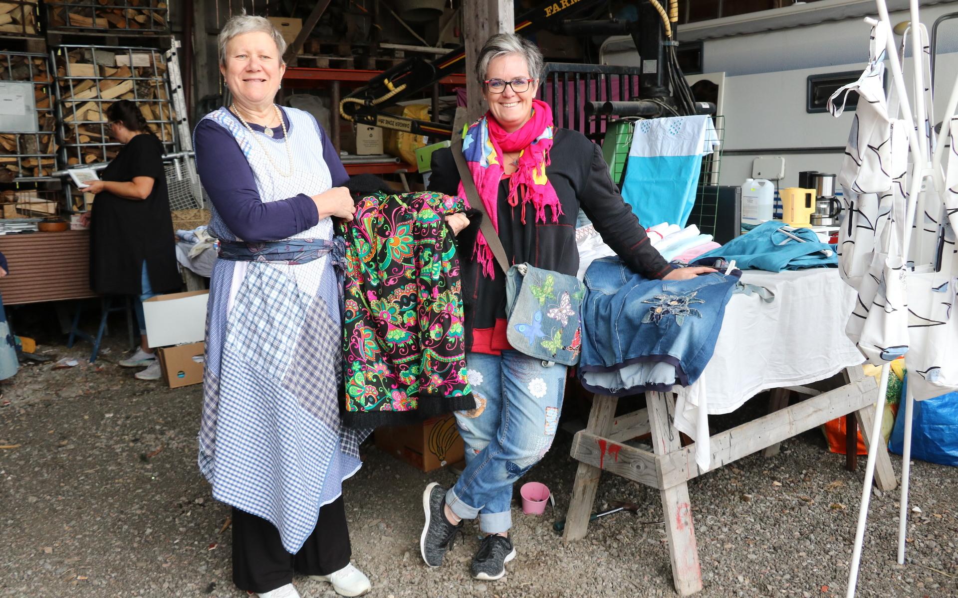 Helena Voimäki och Katarina Ohlin är med i Nätverket Textilt Återbruk Orust, de visade upp flera av de kläder de sytt av använda plagg och tyger. 