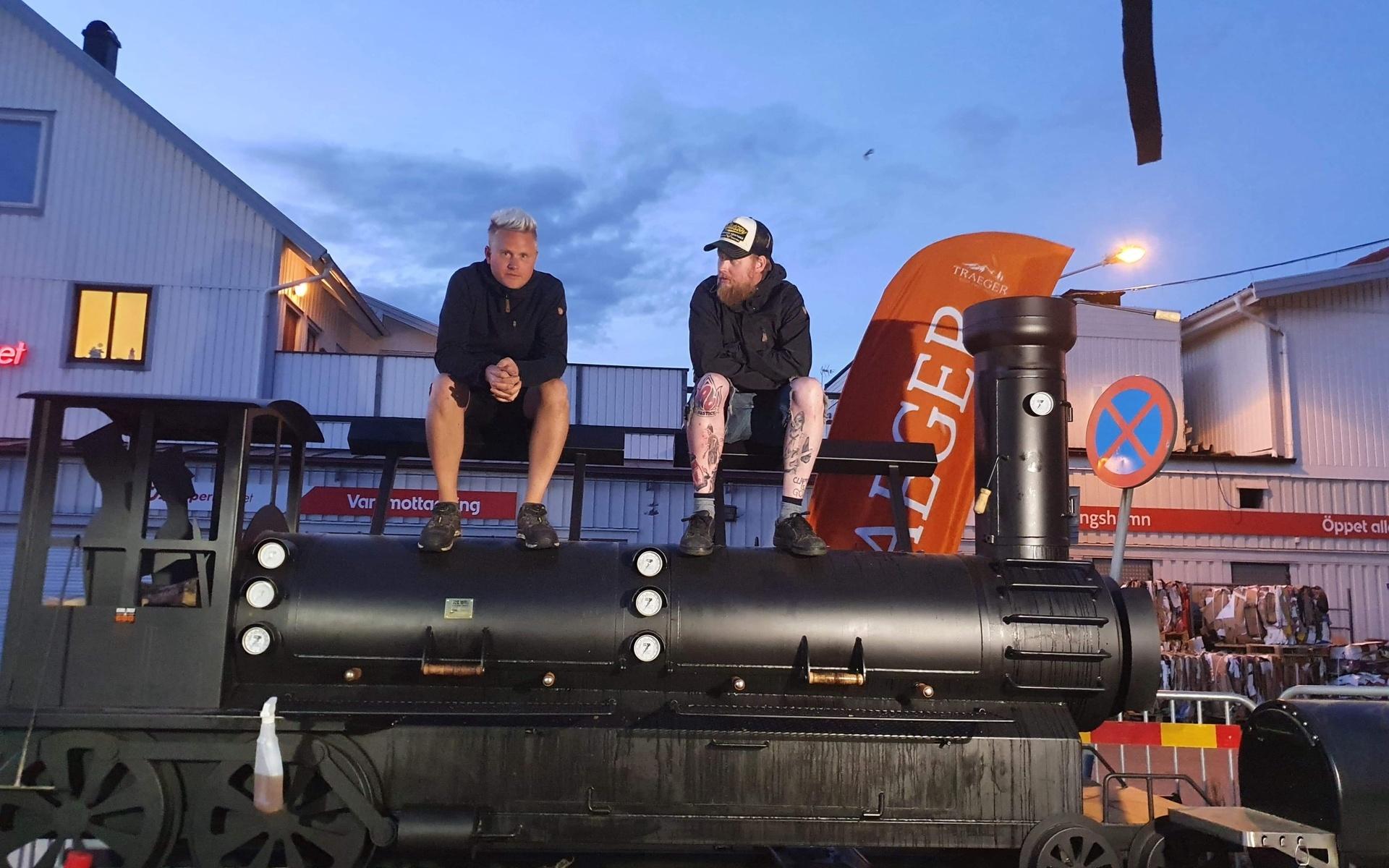 Andreas Mathiasson och Jimmy Hemmingsson sitter på sin stora lok-grill, som väger 1 ton.