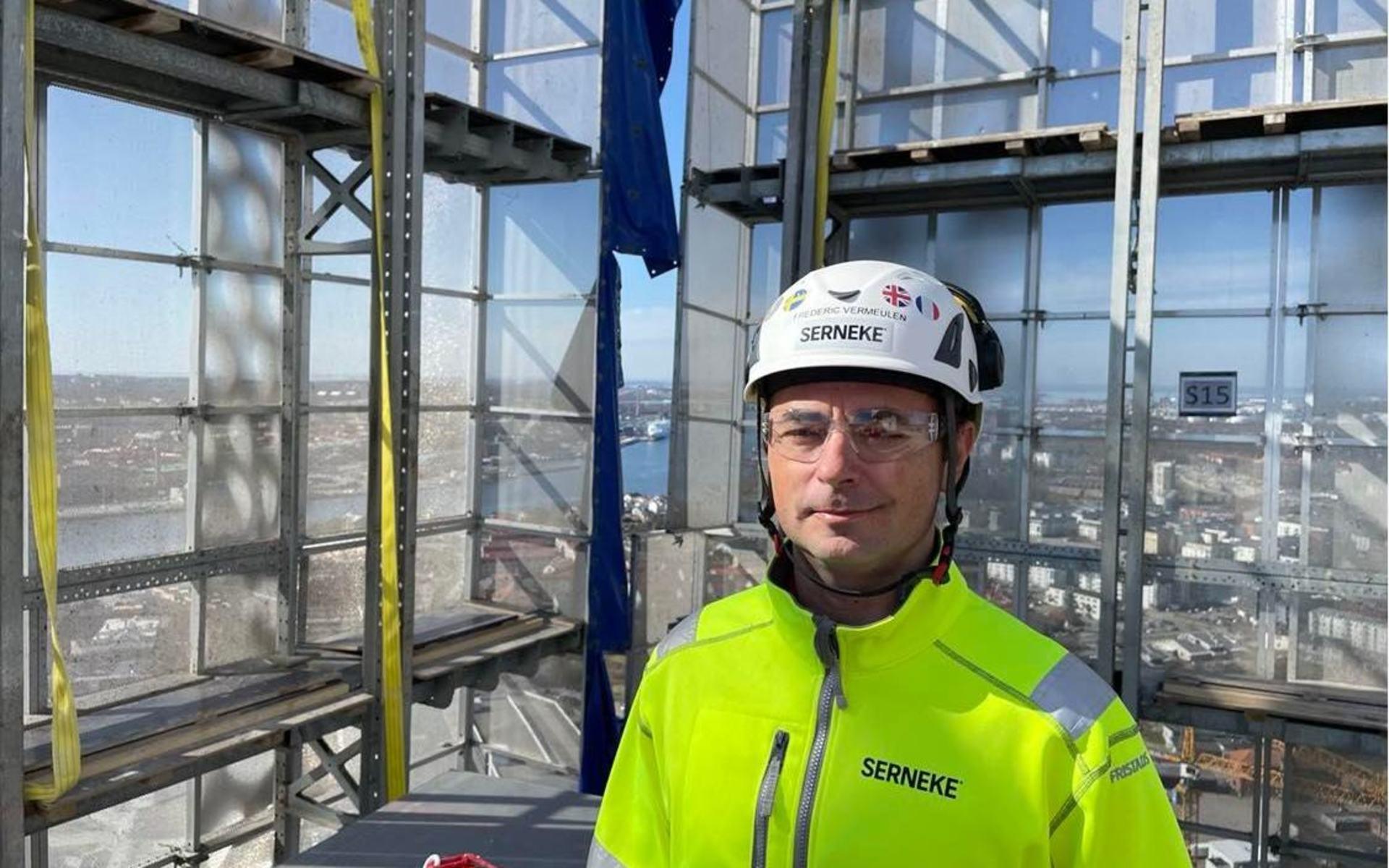 Frédéric Vermeulen från Spekeröd i Stenungsunds kommun har ansvaret för att se till att cirka 15 000 kvadratmeter glas kommer på plats på Karlatornet i Göteborg.