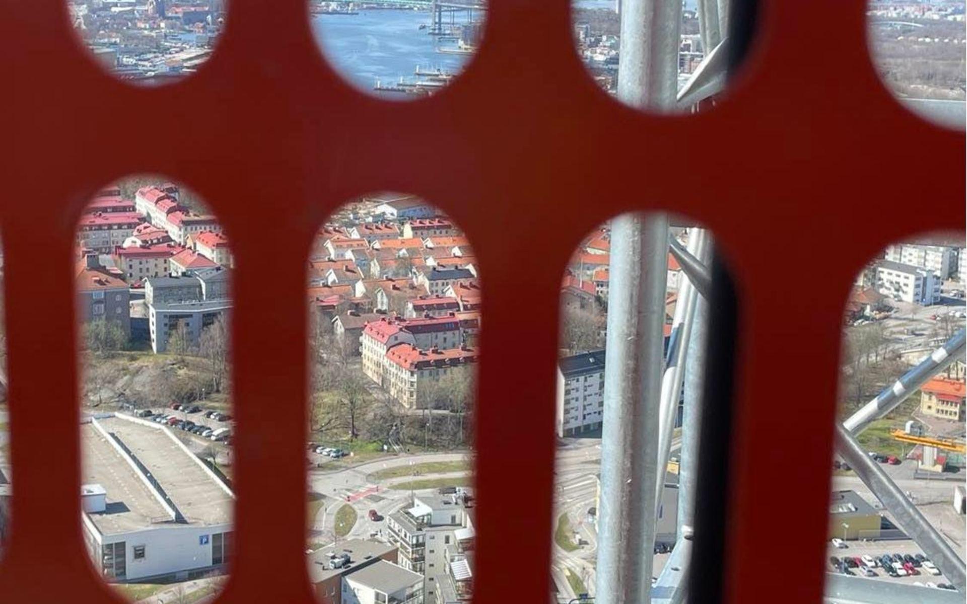 Utsikten över Göteborg kan anas inifrån hissen.