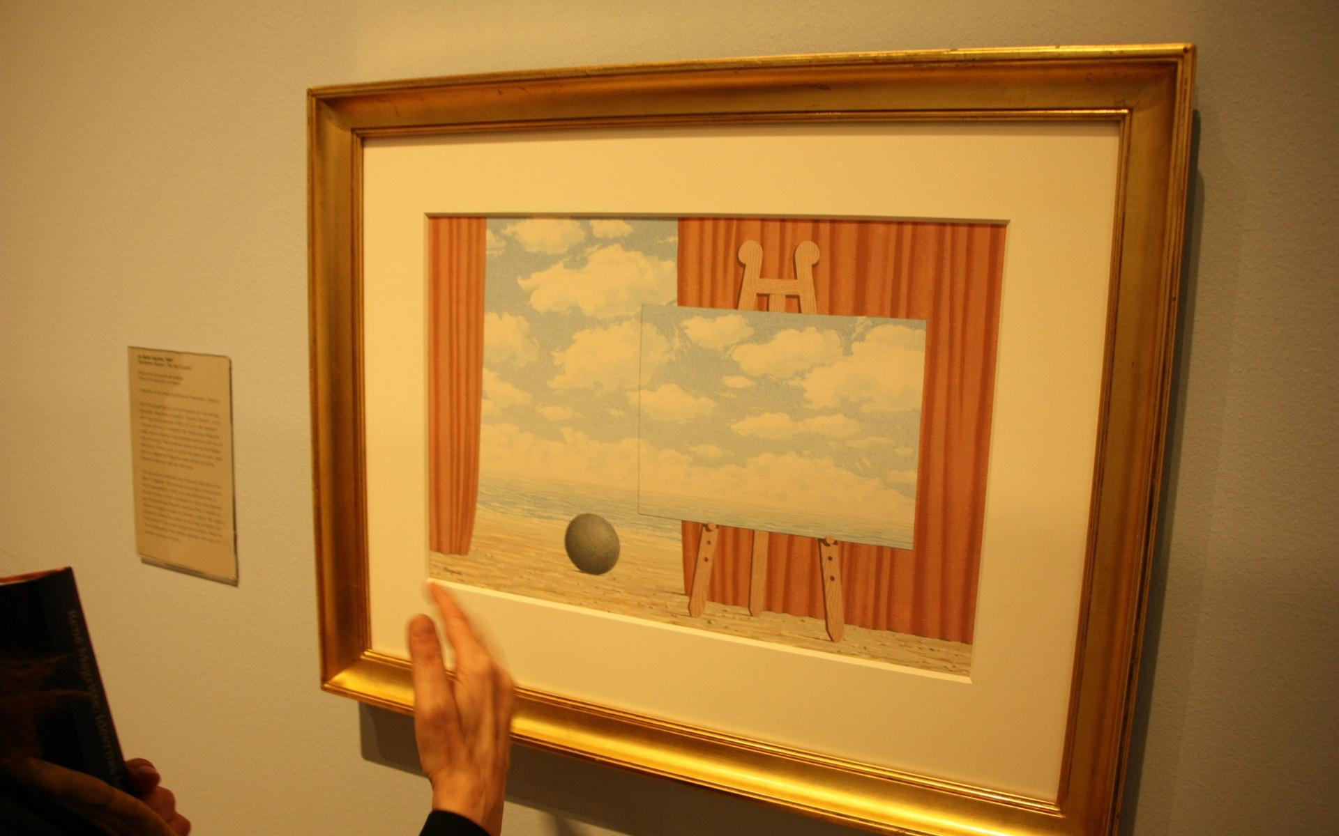 En bild i bilden och en obegriplig kula mitt i alltihop. René Magritte utmanar logiken!