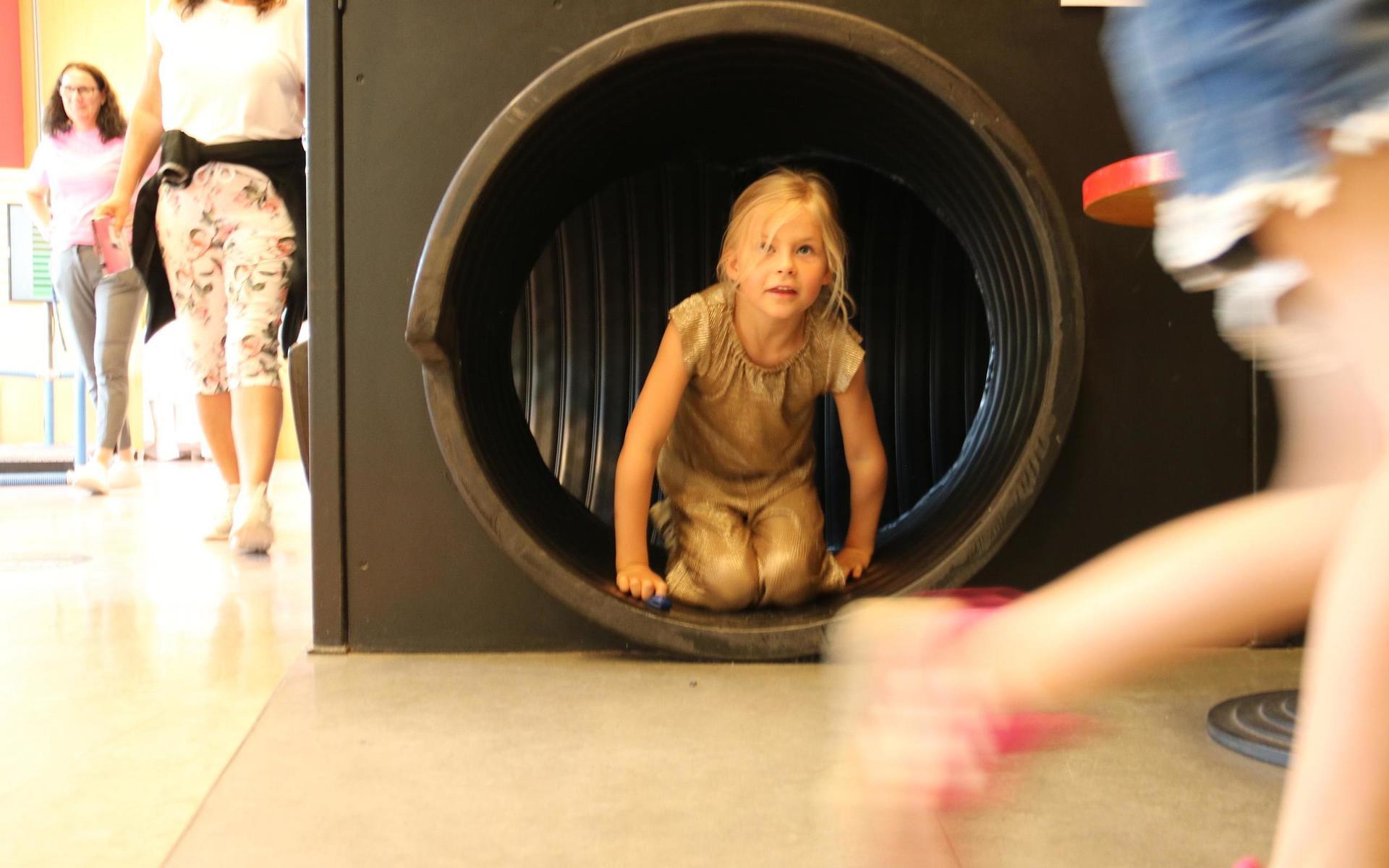 Tyra Hedeberg och hennes kompisar på förskolan Blå Musslan i Stora Höga kom på bokat besök och hann med lite lek mellan experimenten.