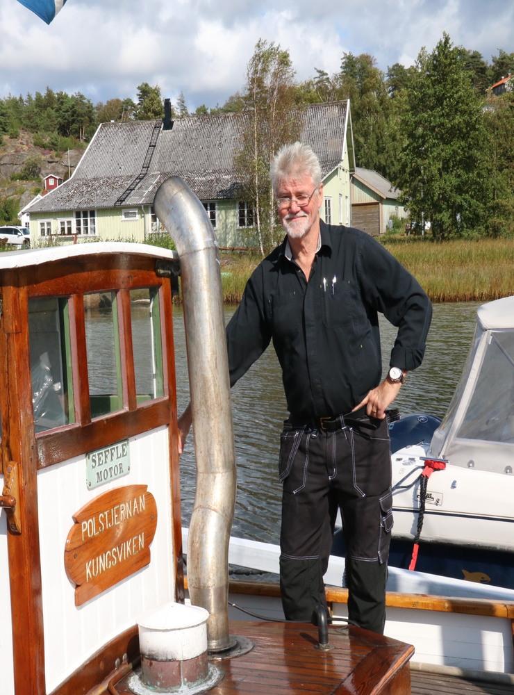 Leif G Martinsson är aktiv i Kulturföreningen Gösta Johanssons Varv, den gröna byggnaden i bakgrunden. Han vill att Orust kommun satsar på ett museum i Kungsviken där båtbyggartraditionen kan visas upp. 