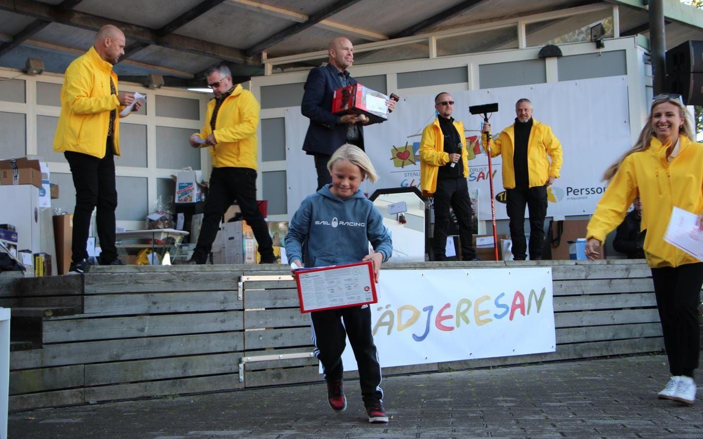 Alex Simonsson var en av alla lyckliga vinnare på förra årets välgörenhetsauktion i Stenungsund då han vann budgivningen på en radiostyrd bil. 