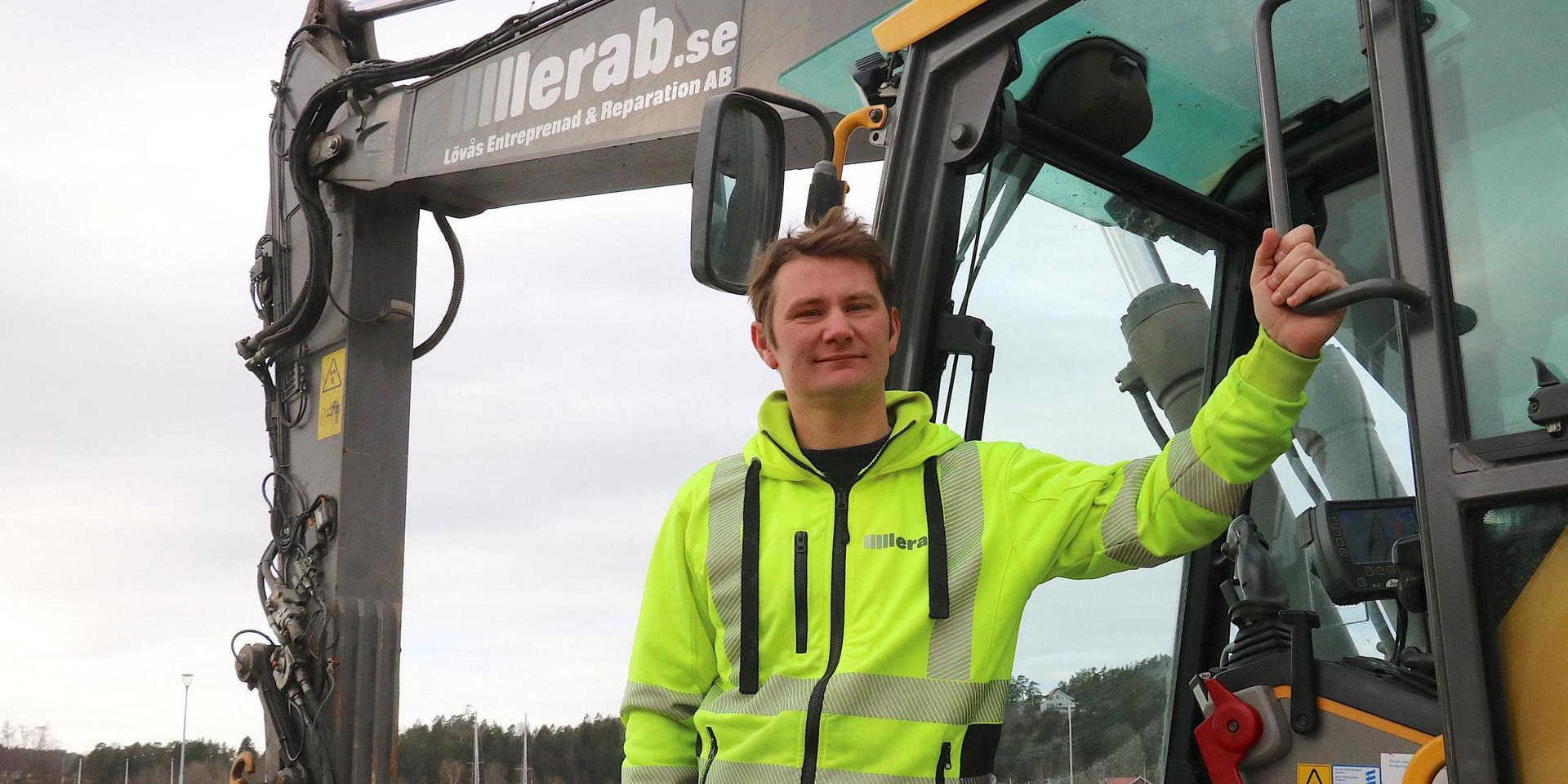 Johan Olsén är företagare på Orust, med 20 anställda. Han vill utveckla sin fastighet i Kungsviken med 14 sjöstugor, men detta har nu politiken sagt nej till. 