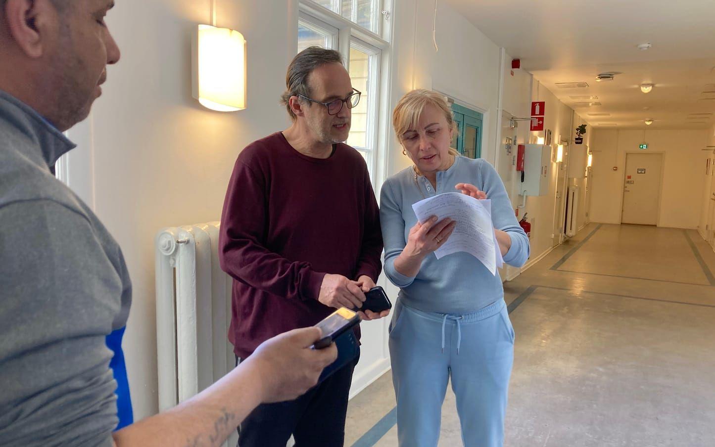 56-åriga Nelia Tyimchenko från Kiev anlände till boendet i förra veckan. Nu behöver hon söka tandläkarvård och får hjälp av Harri Nikunen att söka rätt på Folktandvården i Stenungsund.