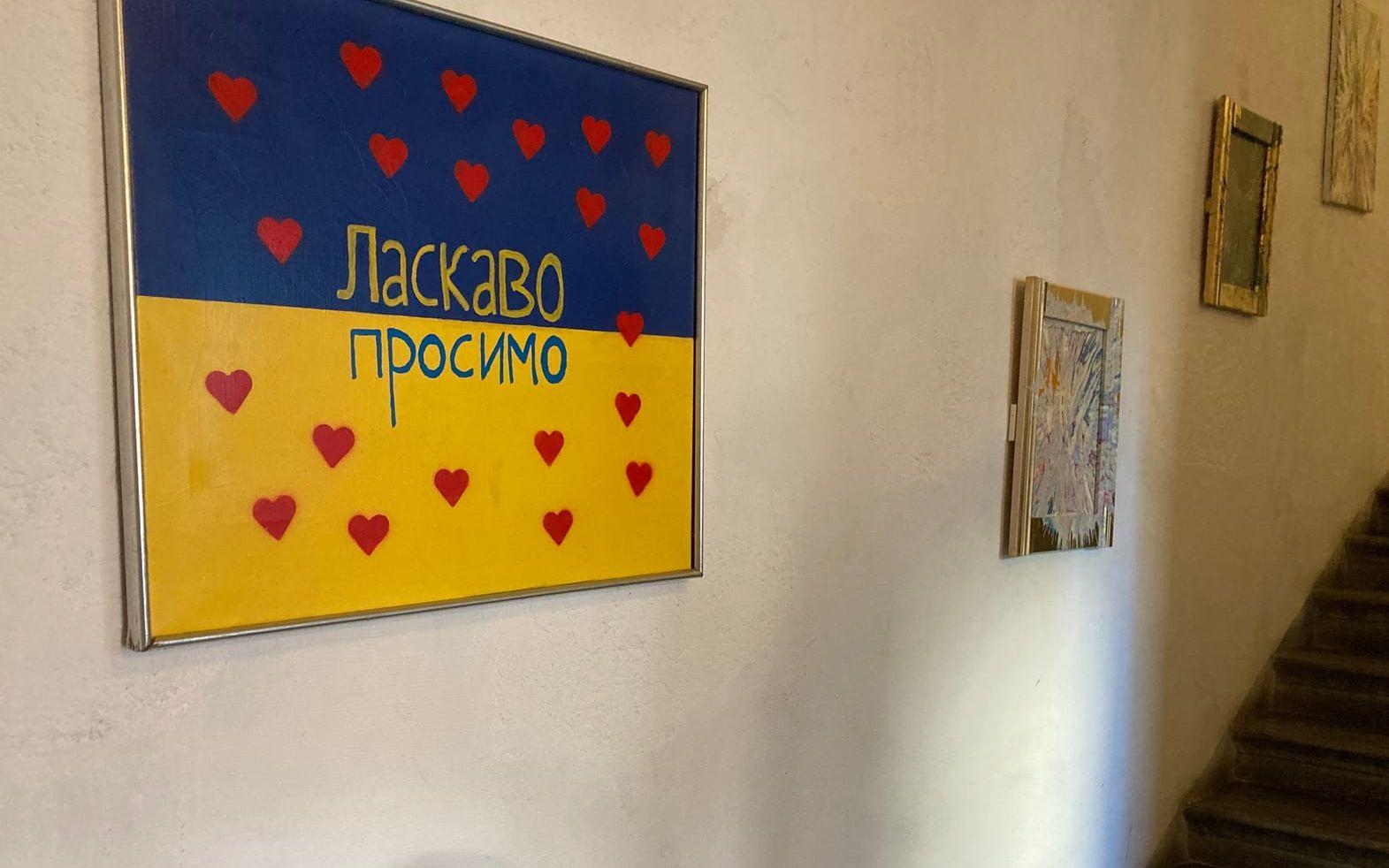 Andreas Nikunen har målat otaliga tavlor som hänger i huset. Den här är ny och ska få de ukrainare som tvingats fly sitt hemland att känna sig välkomna hit.