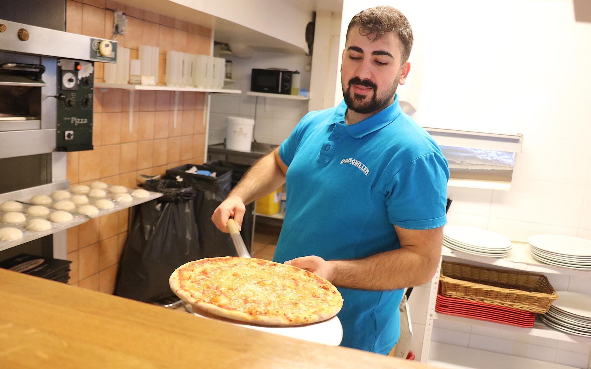 Zübeyir Yenigün som äger Brogrillens pizzeria hade mycket att göra under nyårsdagen. Beställningarna rasslade in under hela eftermiddagen.