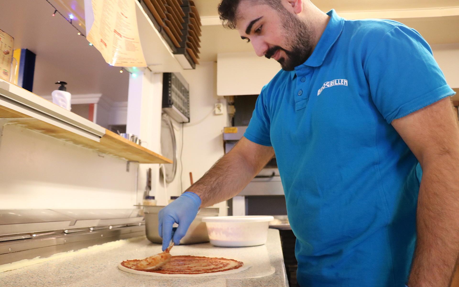 Det är viktigt med hygienen och att råvarorna är färska, menar Zübeyir Yenigün som äger Brogrillens pizzeria i Henån.