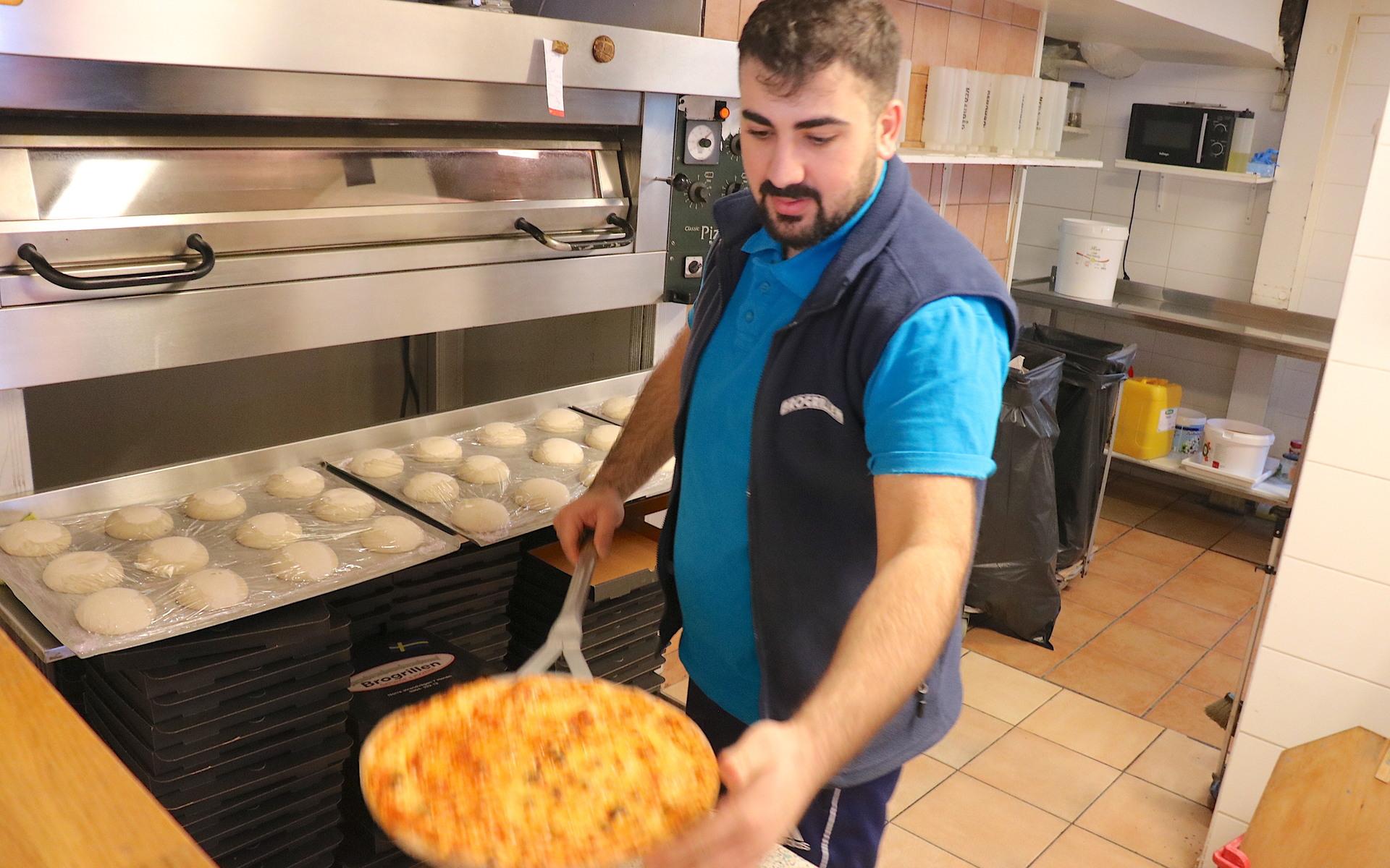 Normalt är det Zübeyir Yenigün och hans pappa Emin som arbetar vid Brogrillens pizzeria, men under nyårsdagen fick de hjälp av fler bagare. 