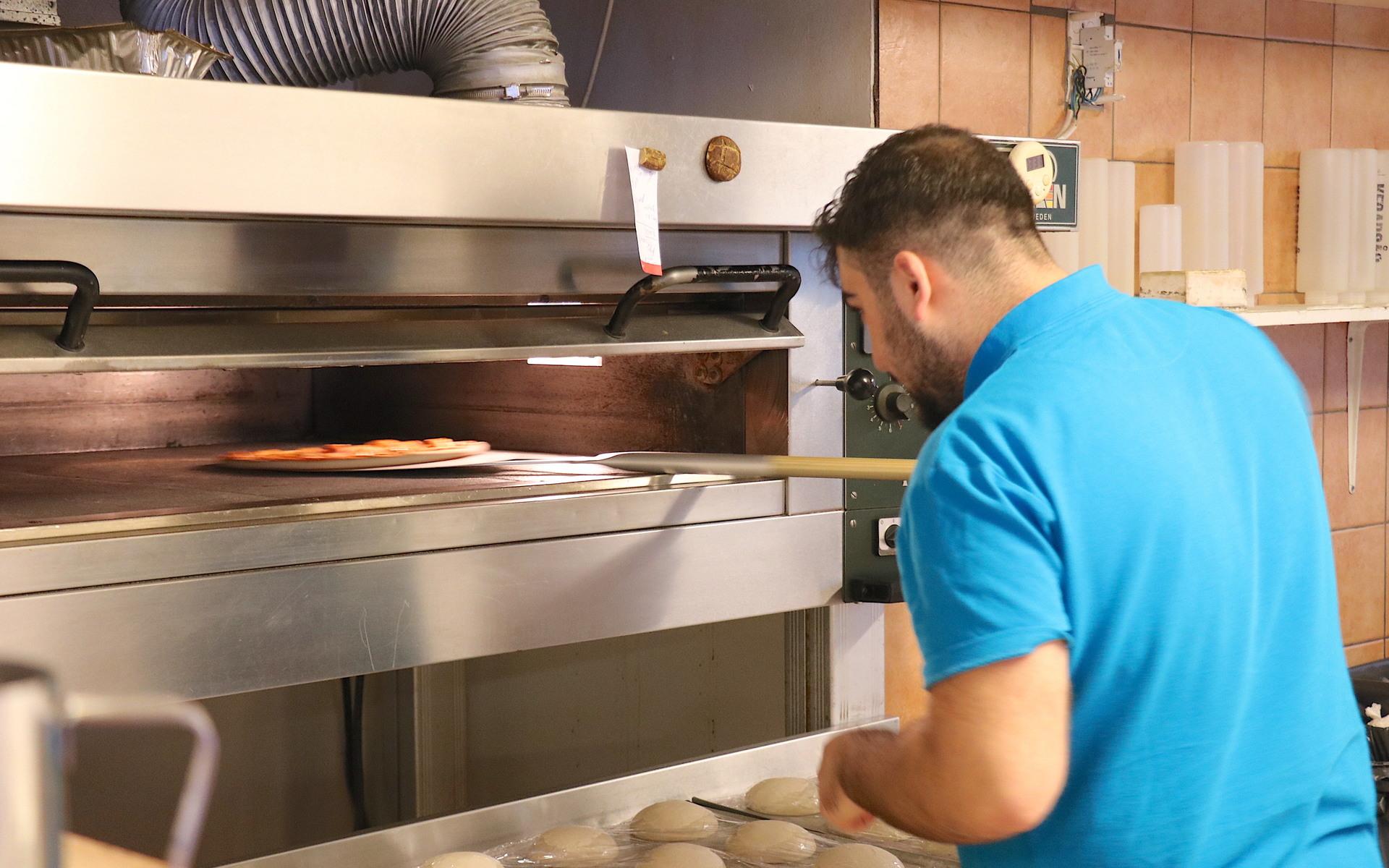 Tre minuter ska det ta för en pizza att bli klar i ugnen, då är det en bra deg som används, Zübeyir Yenigün håller noga koll så den inte blir bränd. 