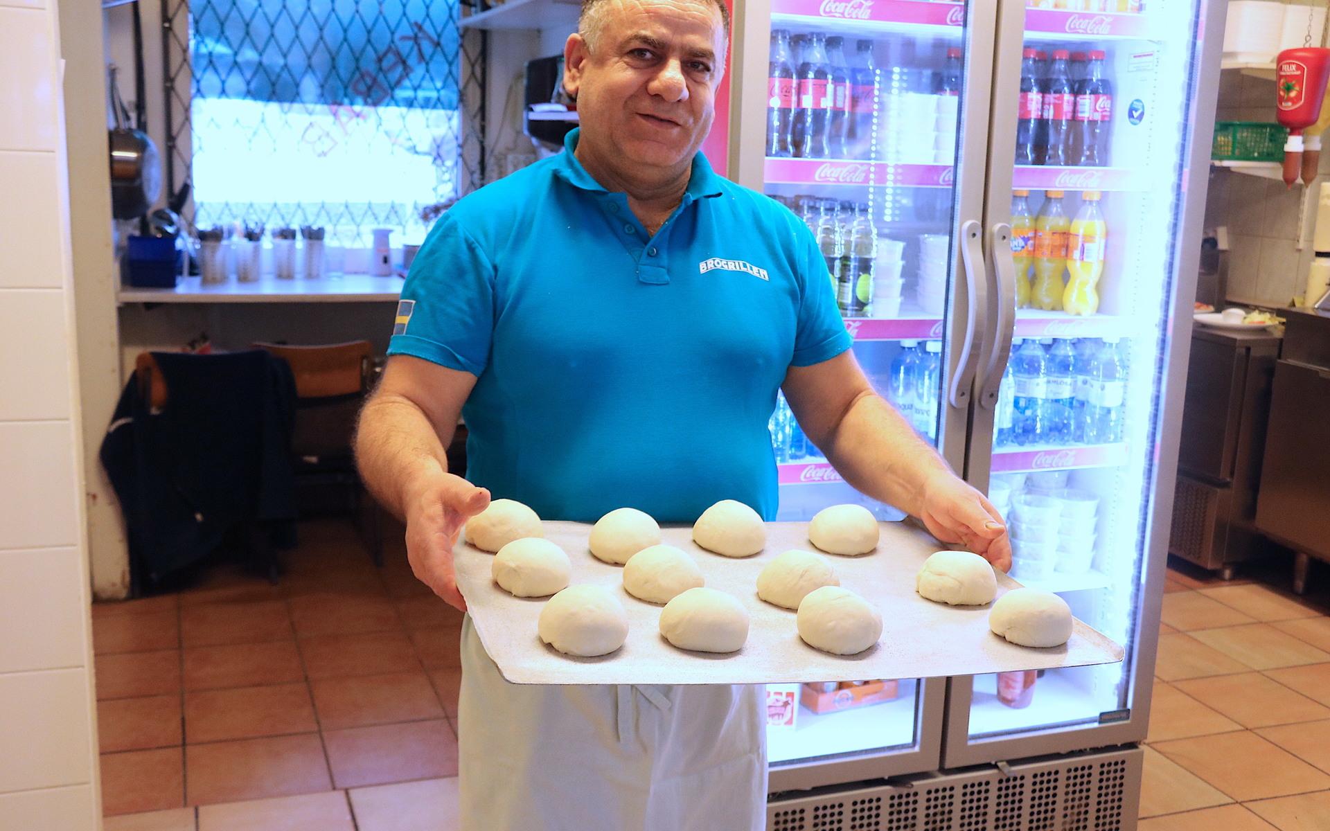 För fem år sedan köpte Emin Yenigün Brogrillens pizzeria, tillsammans med sin son. Inför nyårsdagen hade Emin förberett med många degknyten till pizzabottnarna. 