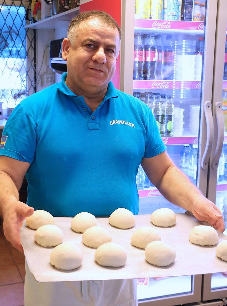 Emin Yenigün har satt degen till pizzorna, han har förberett i flera dagar inför nyårsdagen för att få degen att räcka till alla pizzasugna. 
