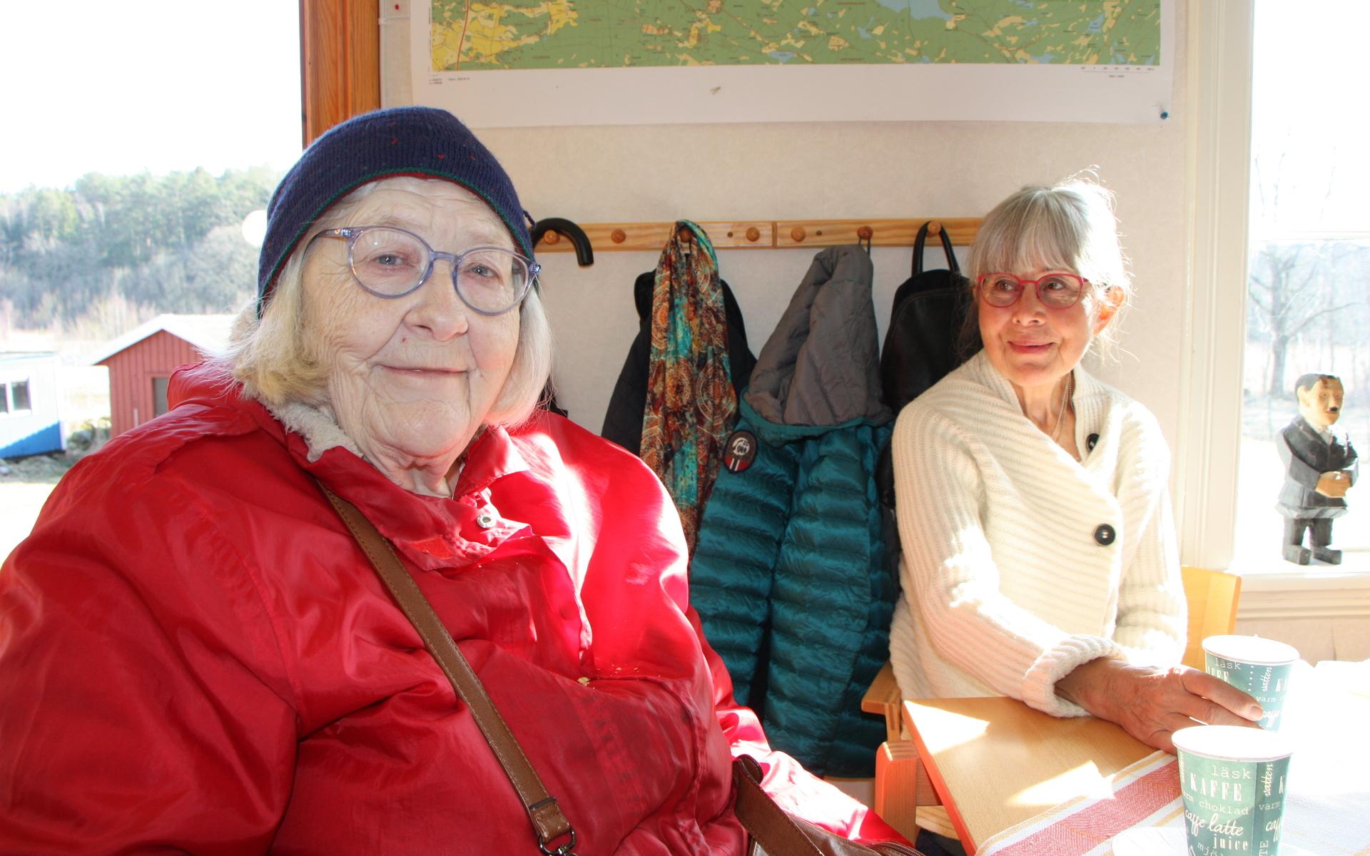 Inger Ivarsson, Gåre, har bott länge i Spekeröd men kände inte tidigare till Josefs träfigurer. Inger Adielsson, Spekeröd, sitter till höger på bild.