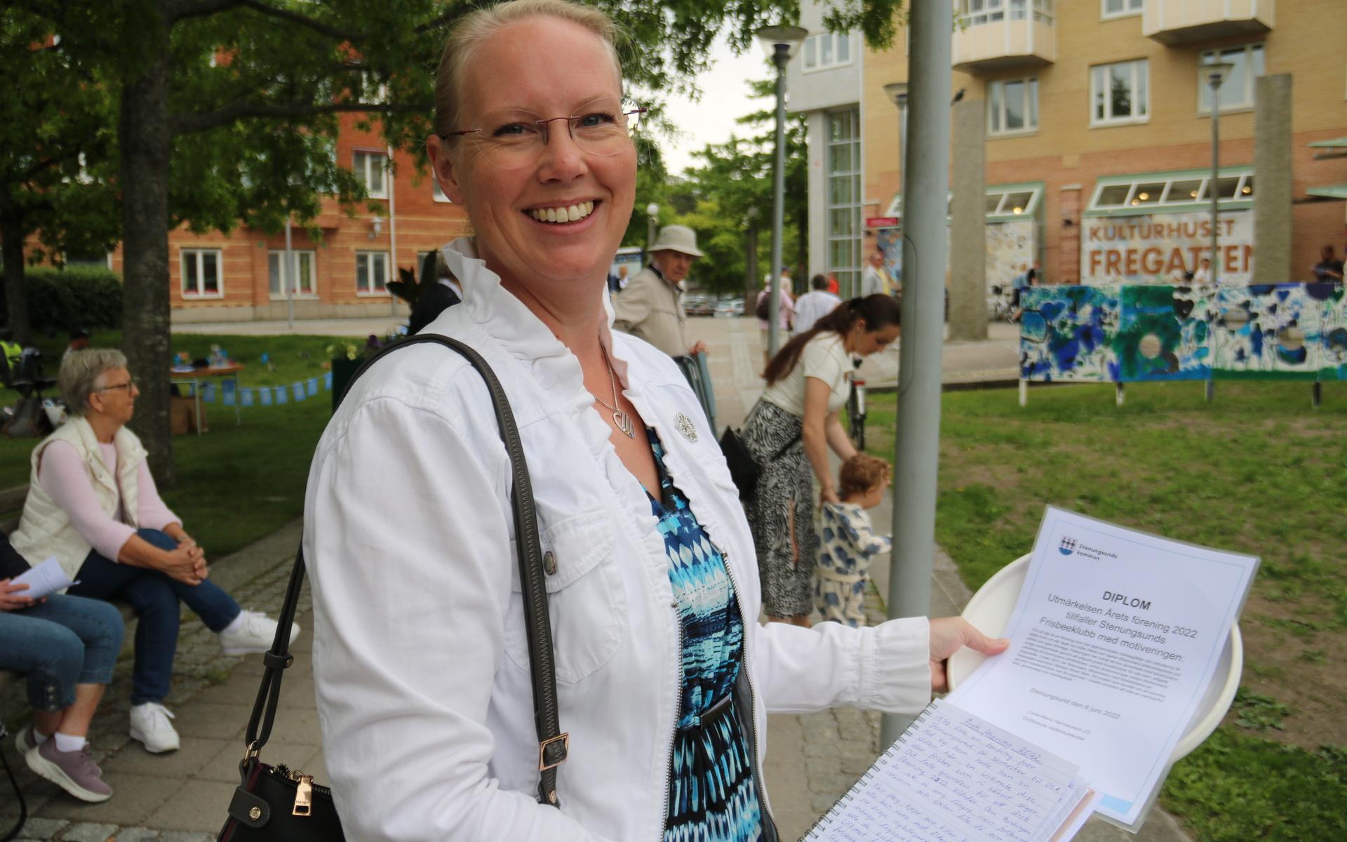 Linda-Maria Hermansson, ordförande för kommunstyrelsens välfärdsutskott delade ut kommunens pris till Stenungsunds frisbee club som blev årets förening.