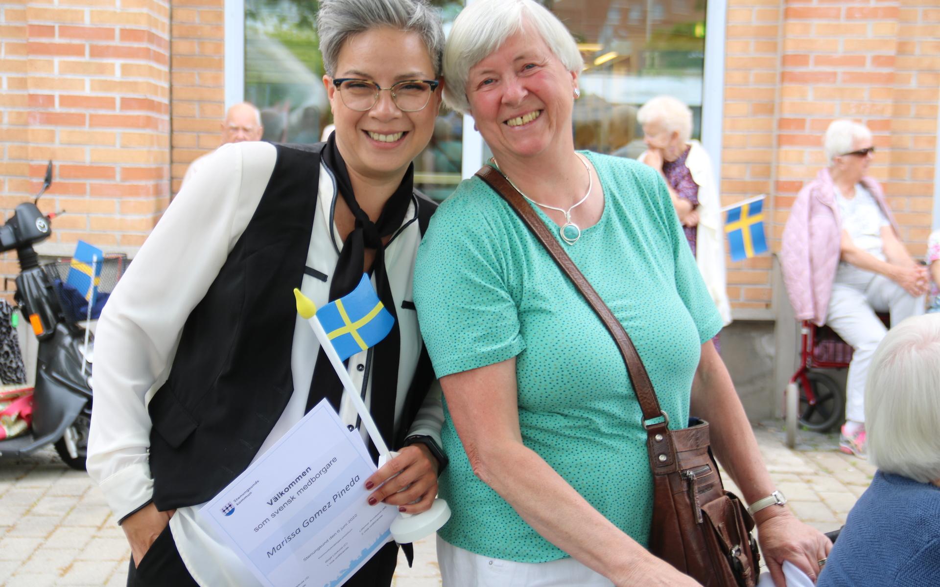 Nya svenska medborgarna Marissa Gomez Pineda från Mexico och Elisabeth Jolly från Tyskland fick diplom med välkomnande från Stenungsunds kommun.