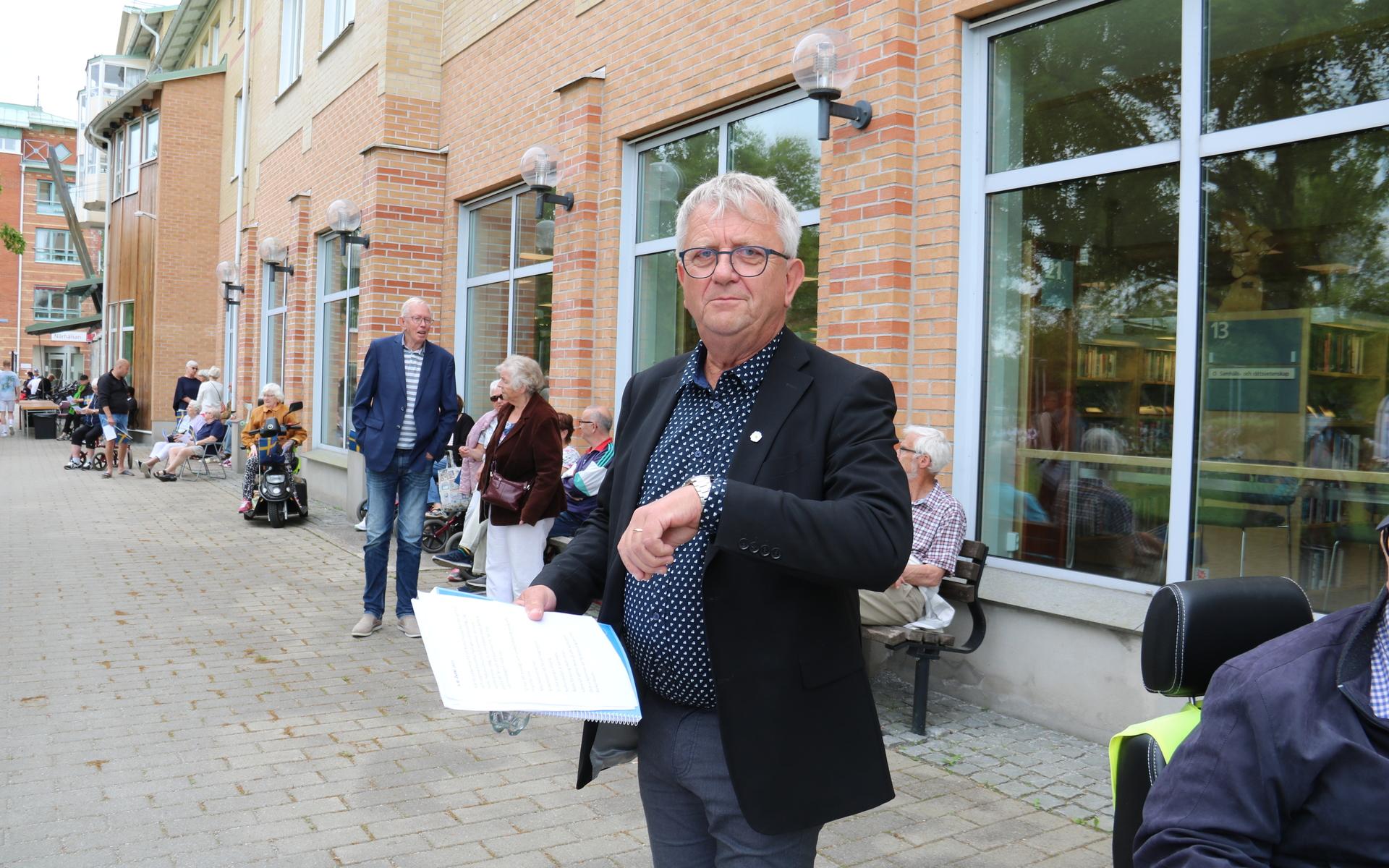 ”Är klockan tre nu?”Stenungsunds egen kulturpappa Håkan Olsson, tillika dagens konferencier, hade koll på tiden för starten av nationaldagsfirandet.