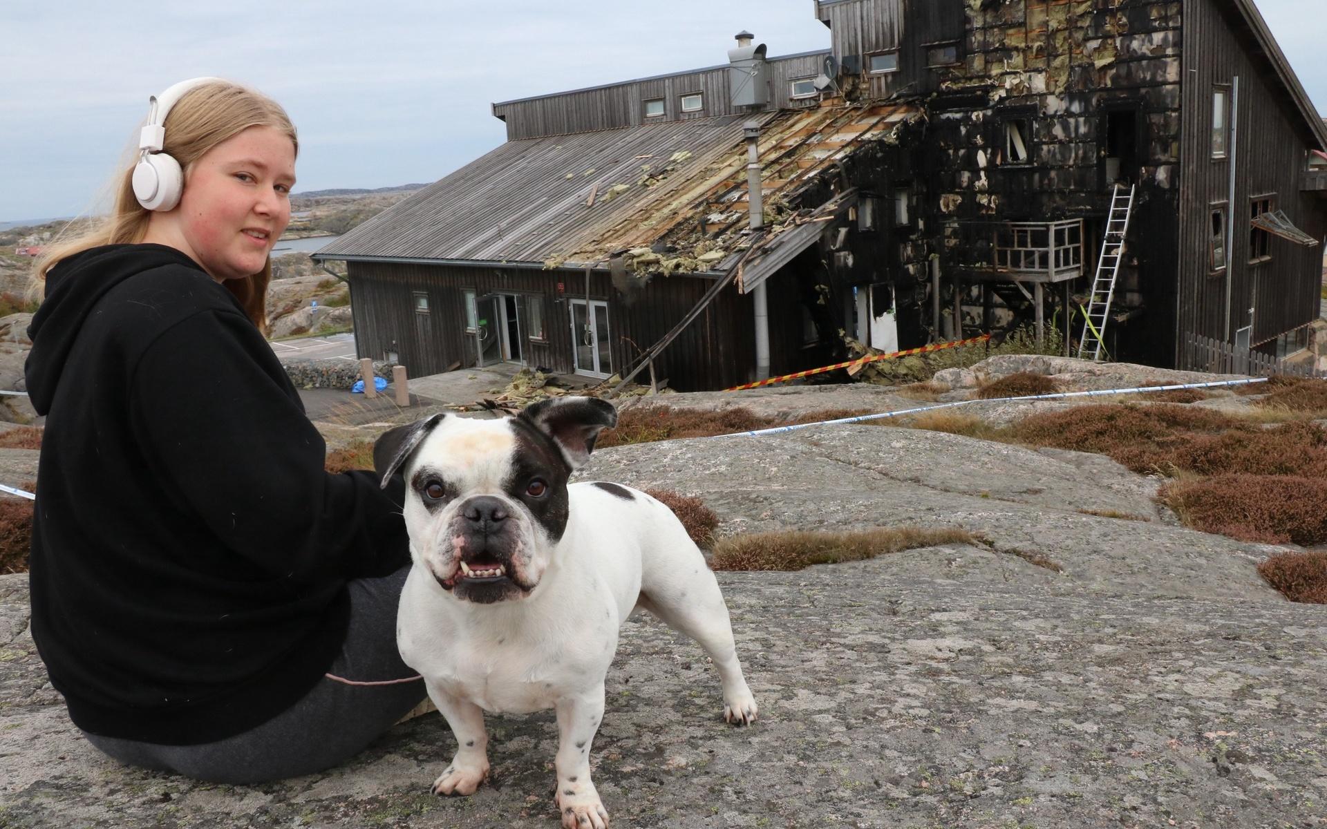 Många Skärhamnsbor valde att besöka Smedjan under lördagsförmiddagen. Louise Larsson kom till platsen med hunden Bamse. 