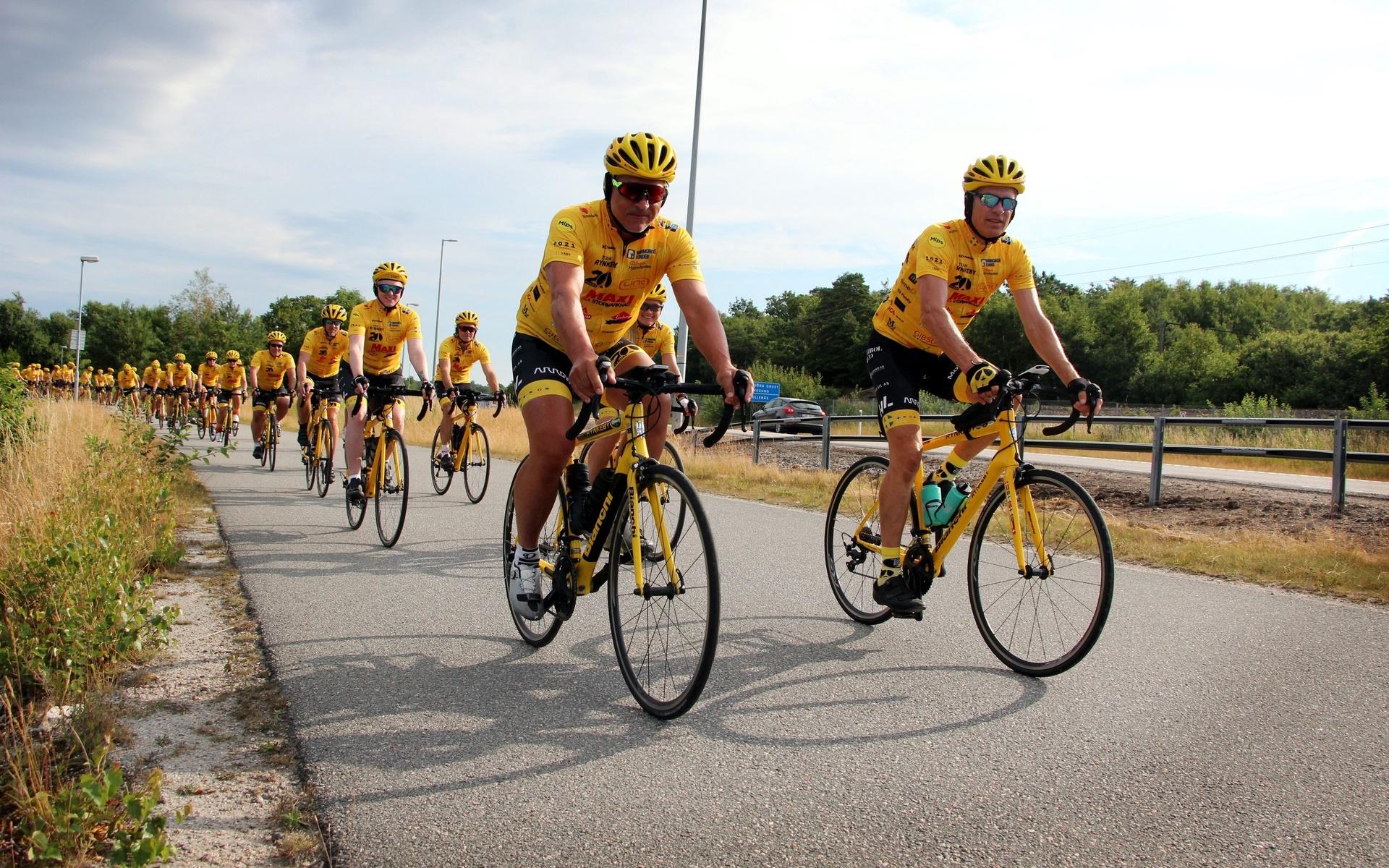 Täbylaget startade i Strömstad och ska cykla den 100 mil långa resan till Malmö.