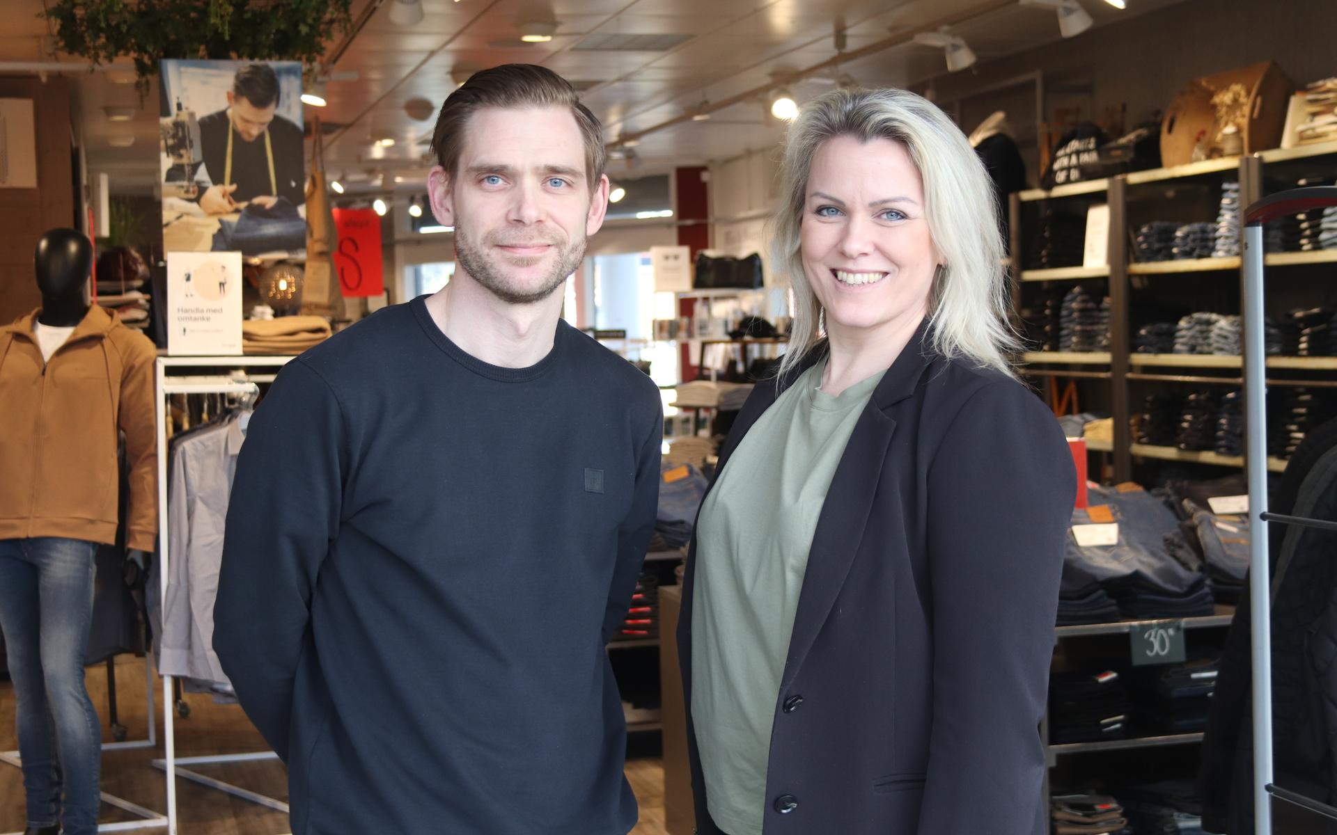 Louise Fahlén och kollegan Kristofer Ossiansson utanför Denim &amp; Brands. Butiken blev utsedda  till en av  varumärket Nudies ”Local Heroes” - en kampanj för att stötta lokala butiker. Kristofer sägs vara den person som sålt flest par Nudiejeans i hela världen.