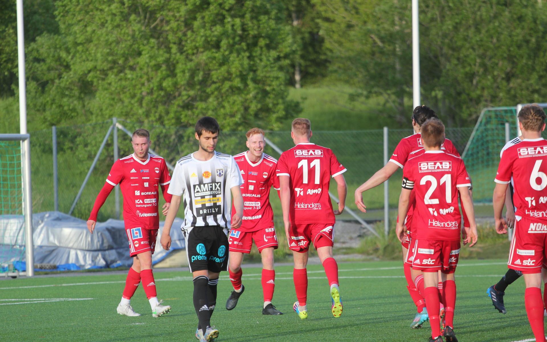 Joakim Berggren och Ludvig Ferdinandsson i måljubel. De gjorde varsitt mål i segern mot Herrestad.