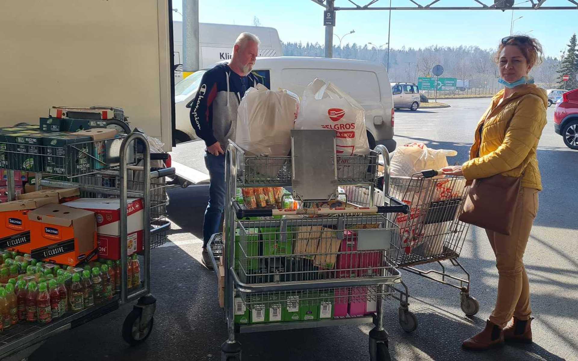 Viljan att hjälpa till i Polen är stor, här får Christian Gatt hjälp att lasta in mat i lastbilen. 