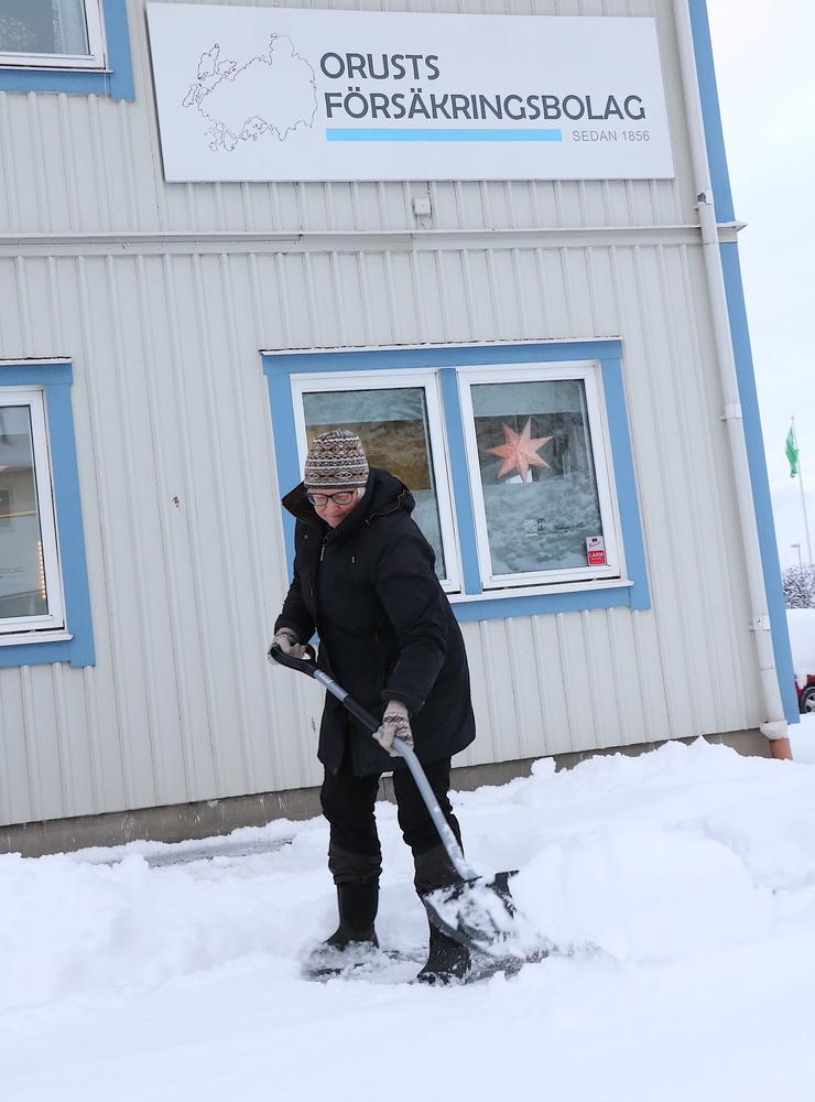 Ann-Sofie Nilsson skottar utanför dörren till Orust Försäkringsbolag så att kunderna kan komma in.