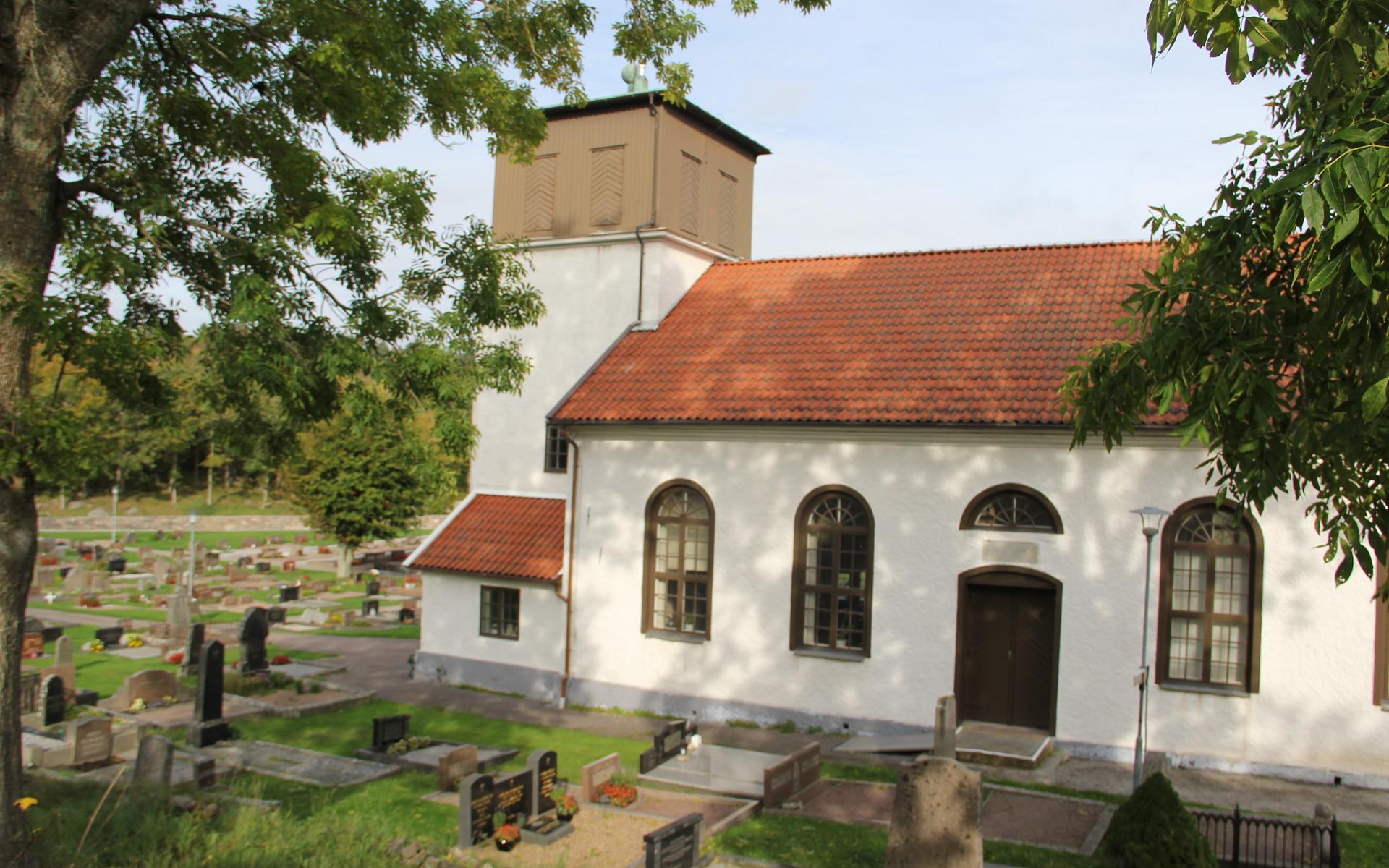 Den nya kyrkobyggnaden är från 1848 men kyrktornet kom inte till förrän 1934.