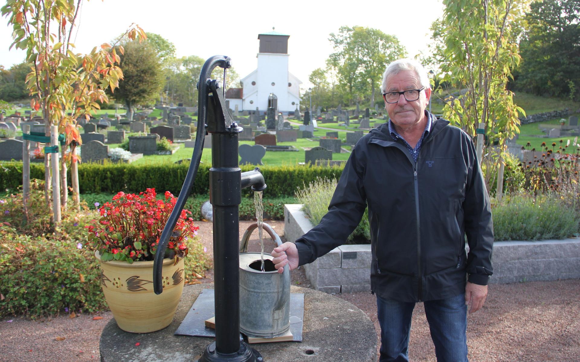 Ove Berntsson sköter om kyrkogården och vet mycket om allt som finns där.