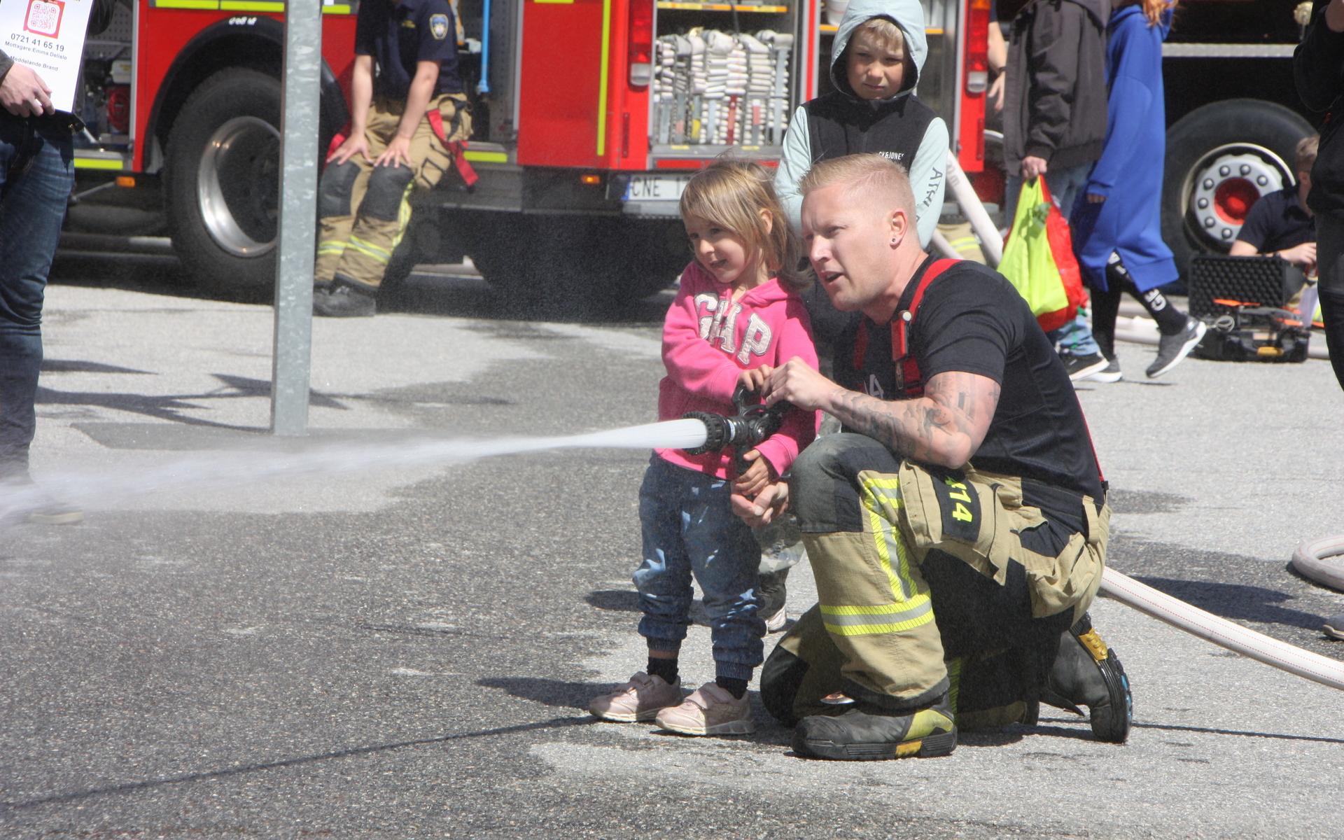 Luciana Heincke, 3 år, sprutade med brandslang tillsammans med rib-brandmannen Jacob Olbin.