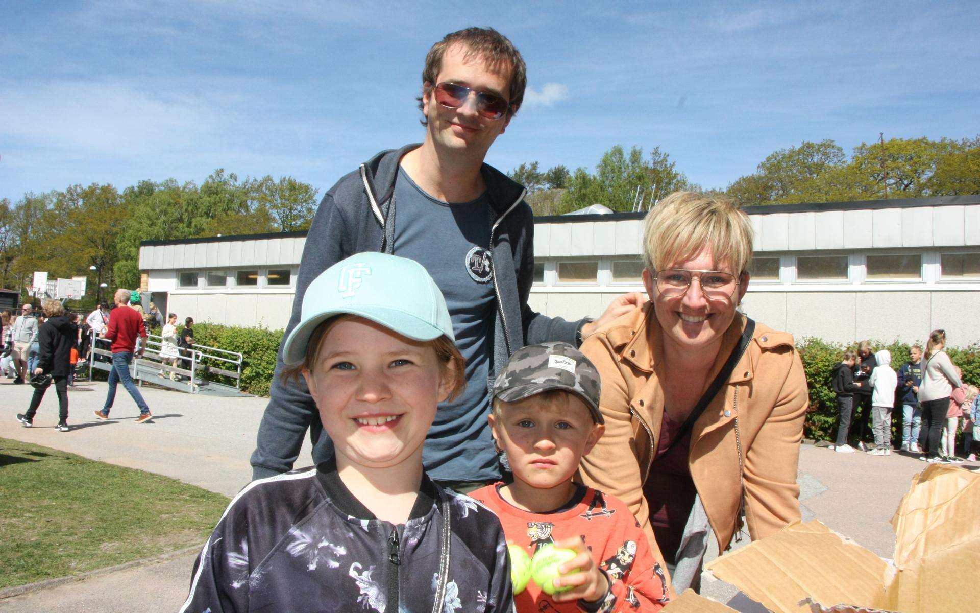 Familjen Malmin består av dottern Klara som går i ettan, sonen Felix på förskolan, pappa Fredrik och mamma Elin.