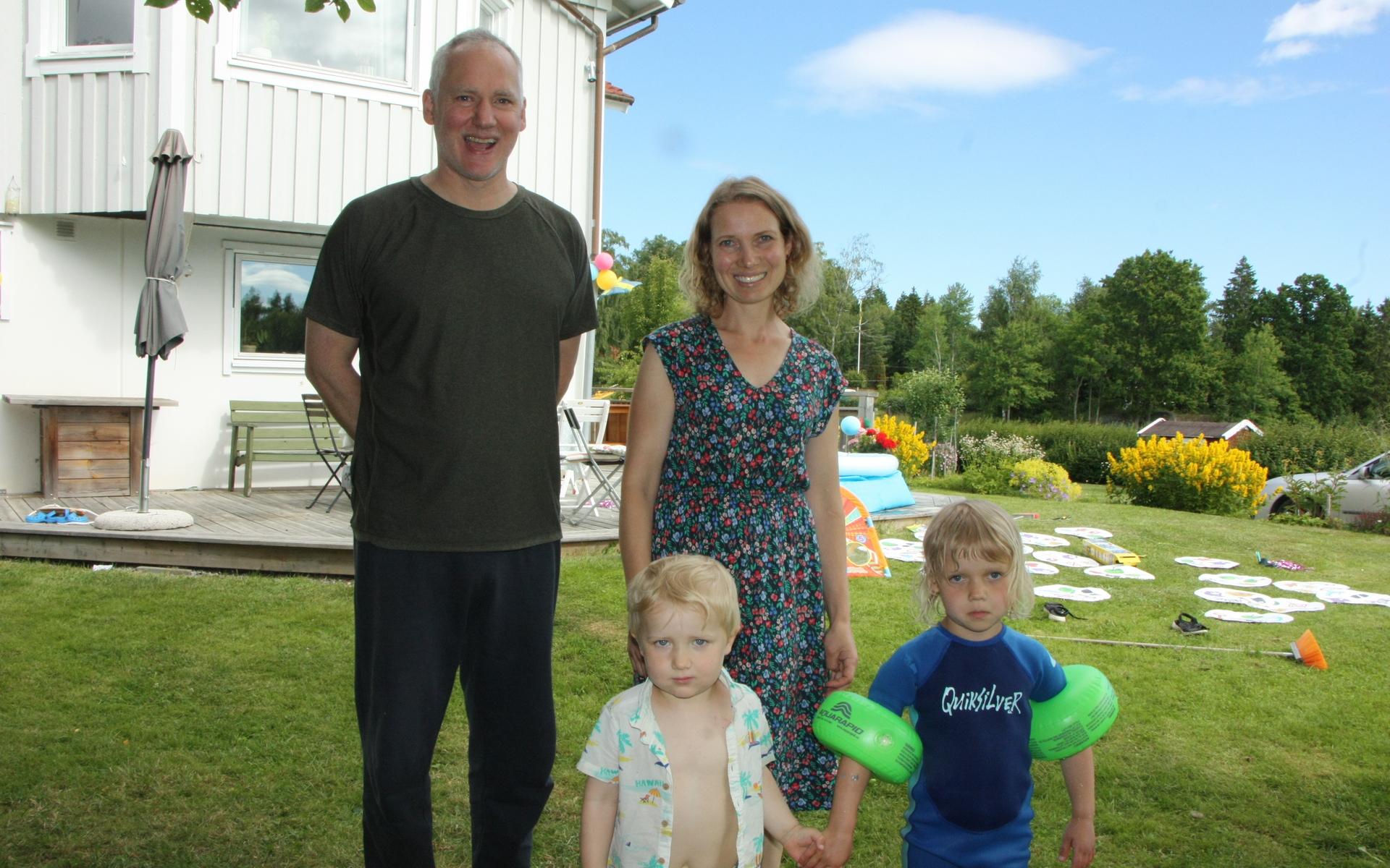 Familjen består av pappa George Arthur, Astrid Gillenius samt barnen Otto och Ingrid.