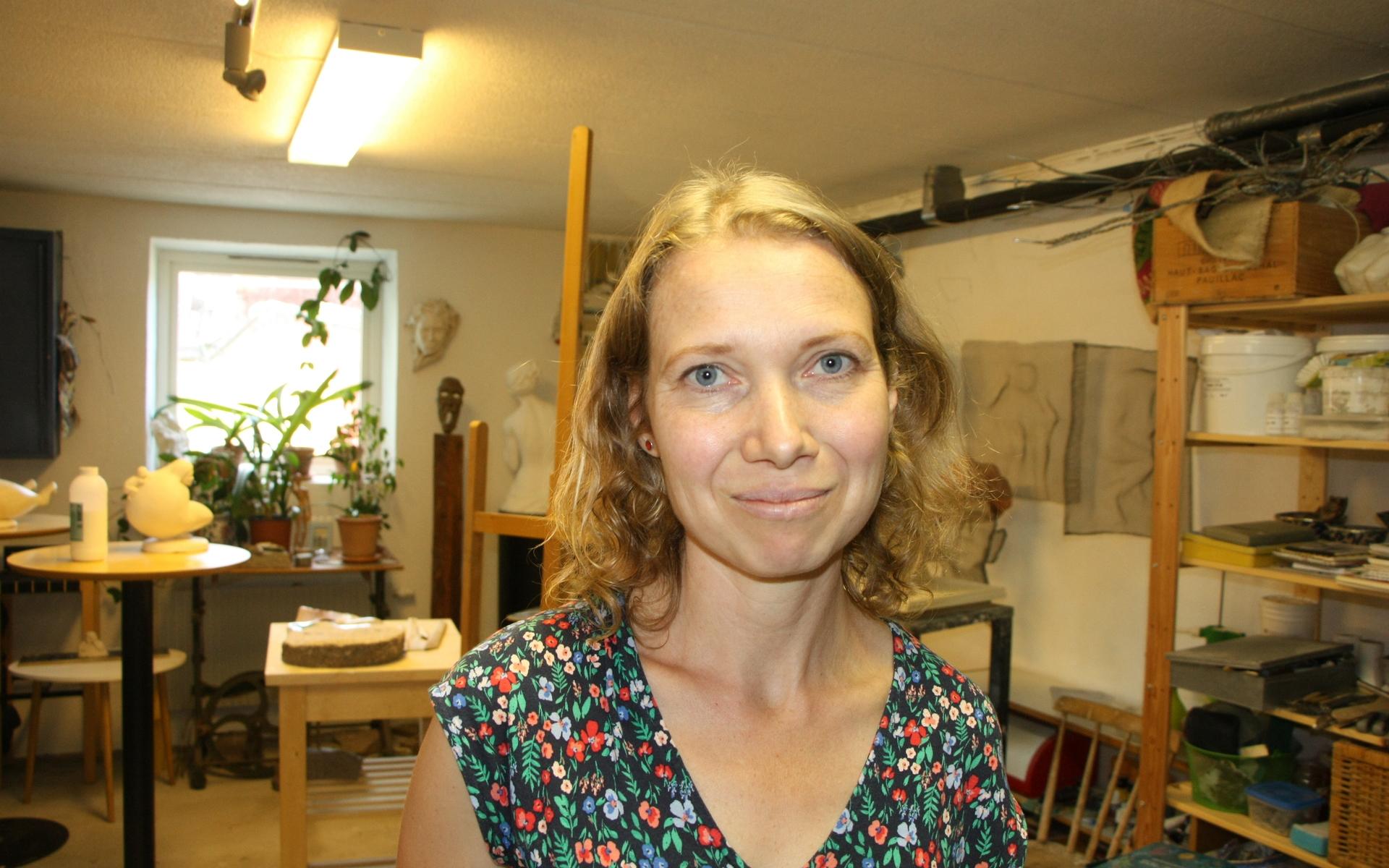 Astrid Gillenius får plats med en verkstad i huset på Stora Askerön.