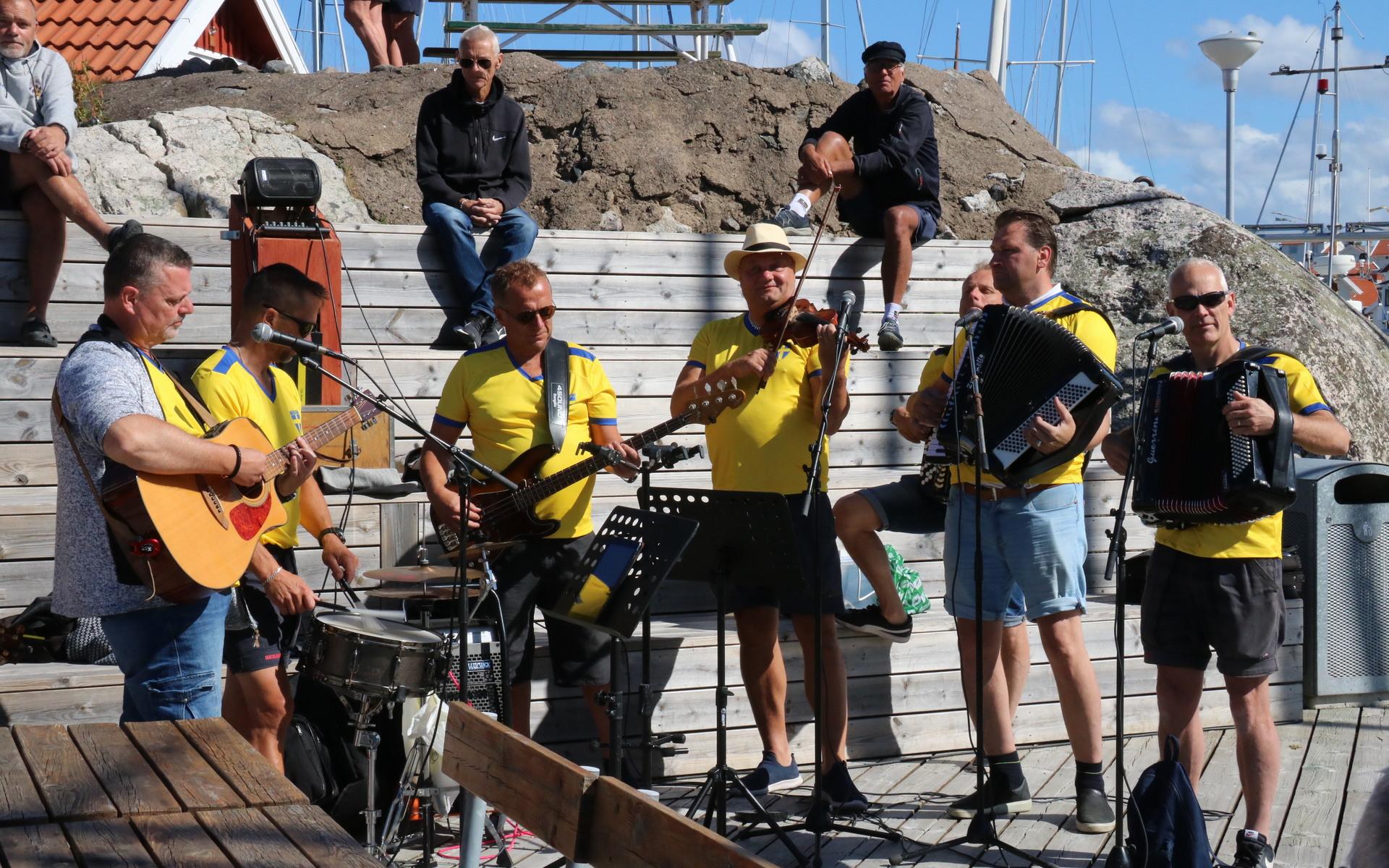Bandet TräDattons underhöll med musik på bryggan. 